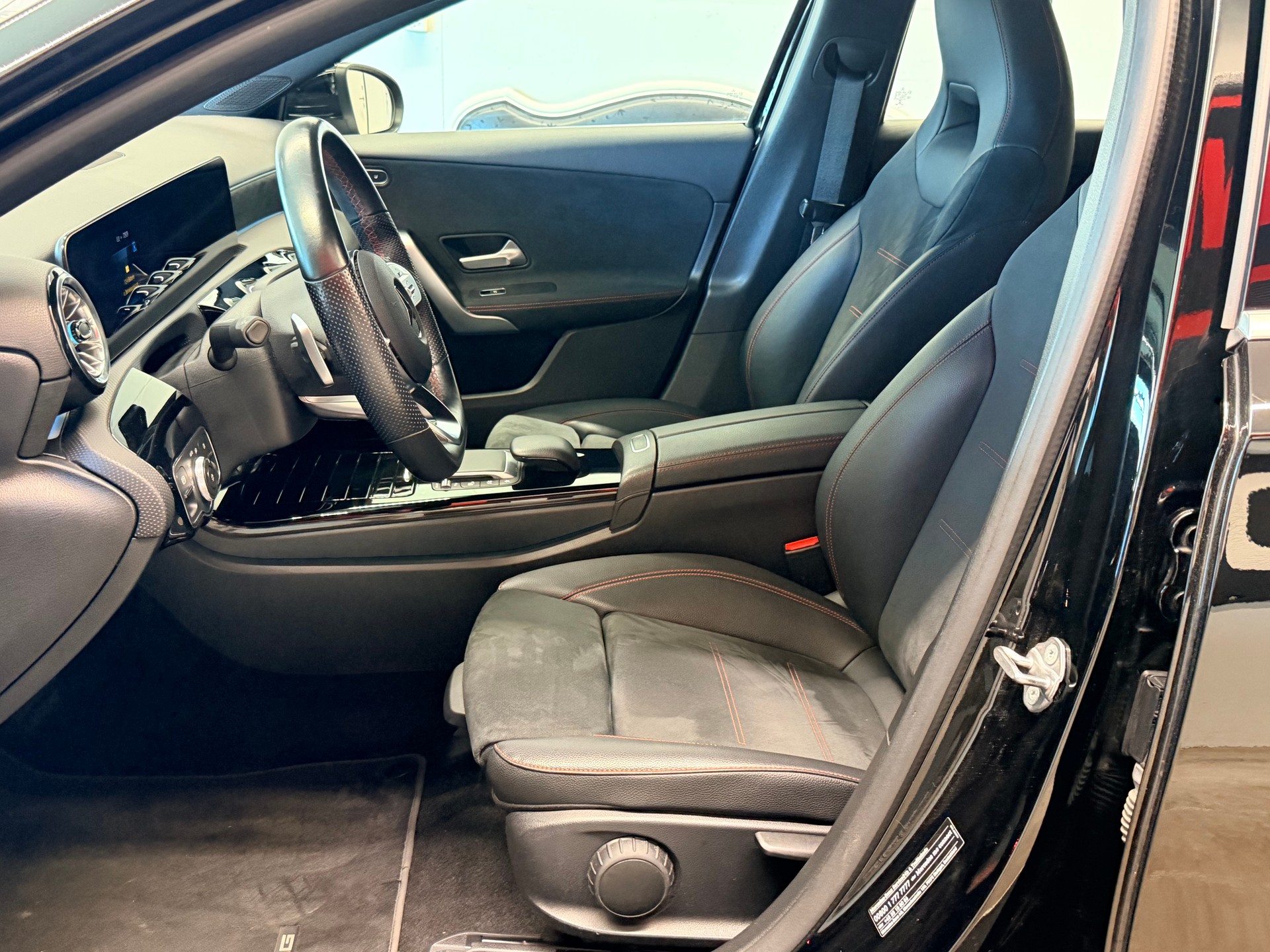 MERCEDES-BENZ A 200 AMG Line 7G-DCT-image-12