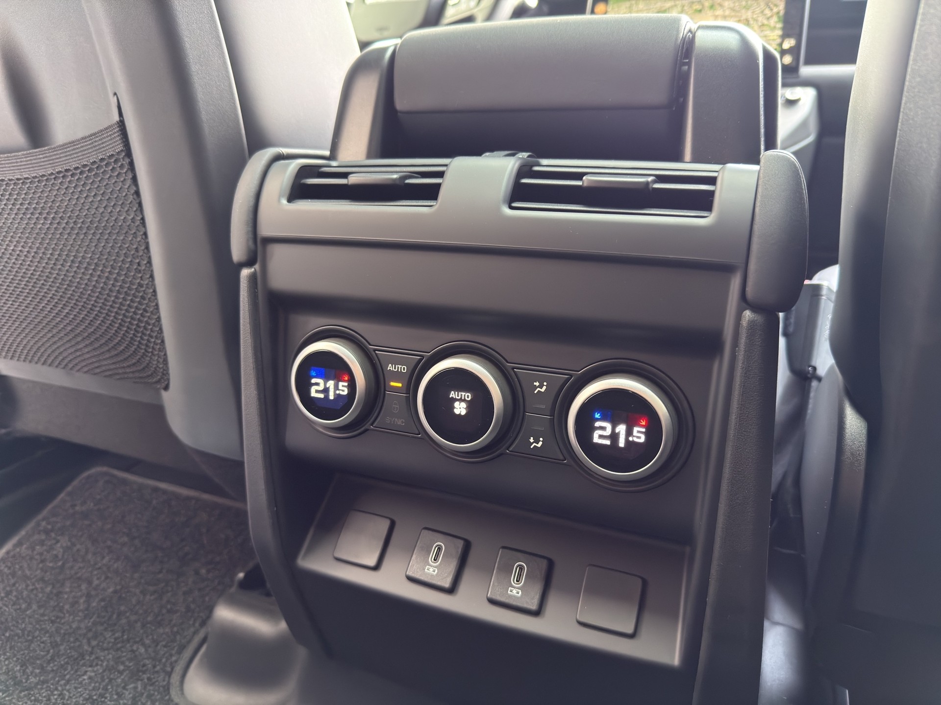 LAND ROVER Defender 110 3.0 D I6 250 X-Dynamic SE AWD AT8-image-13