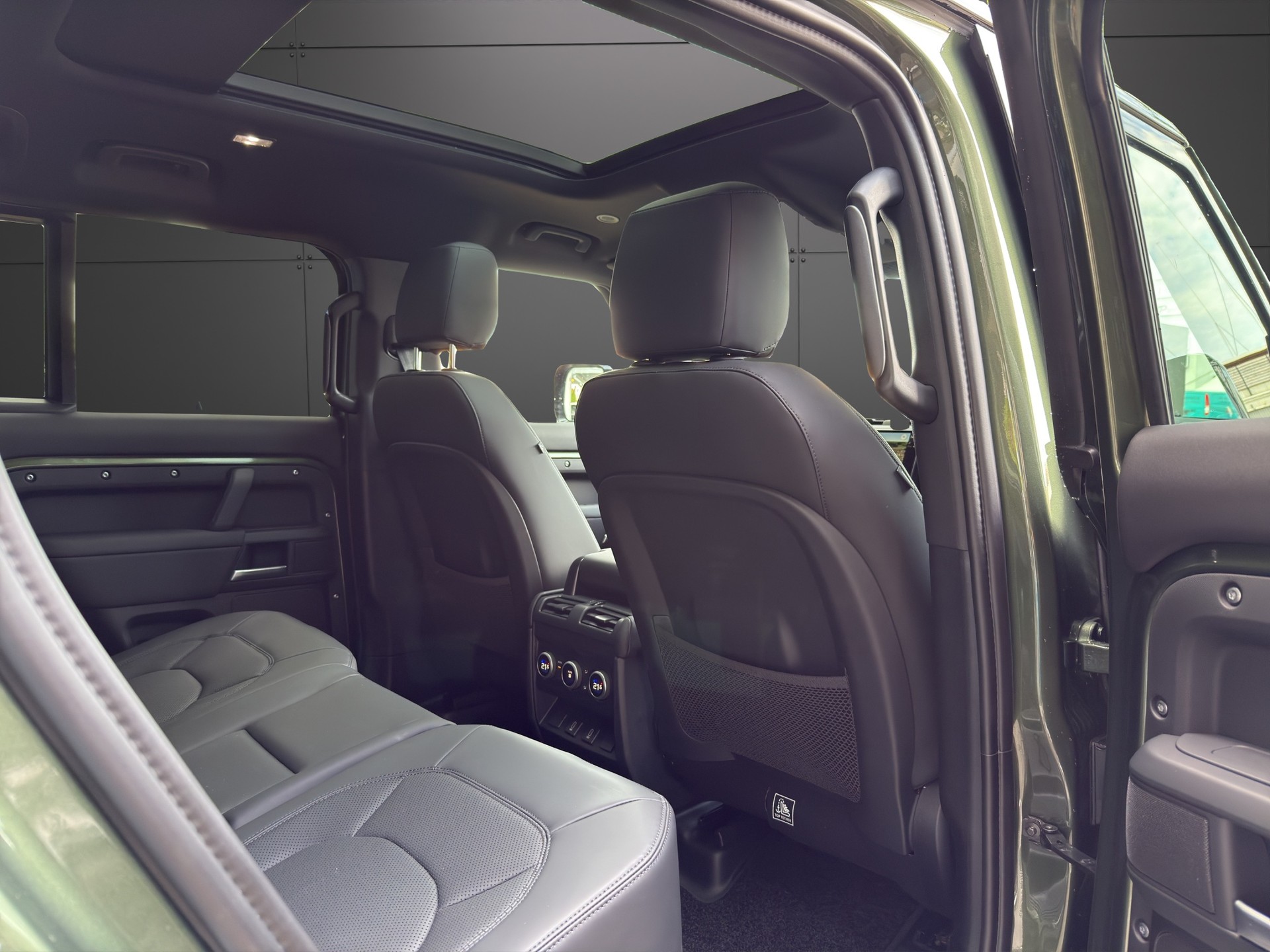 LAND ROVER Defender 110 3.0 D I6 250 X-Dynamic SE AWD AT8-image-8