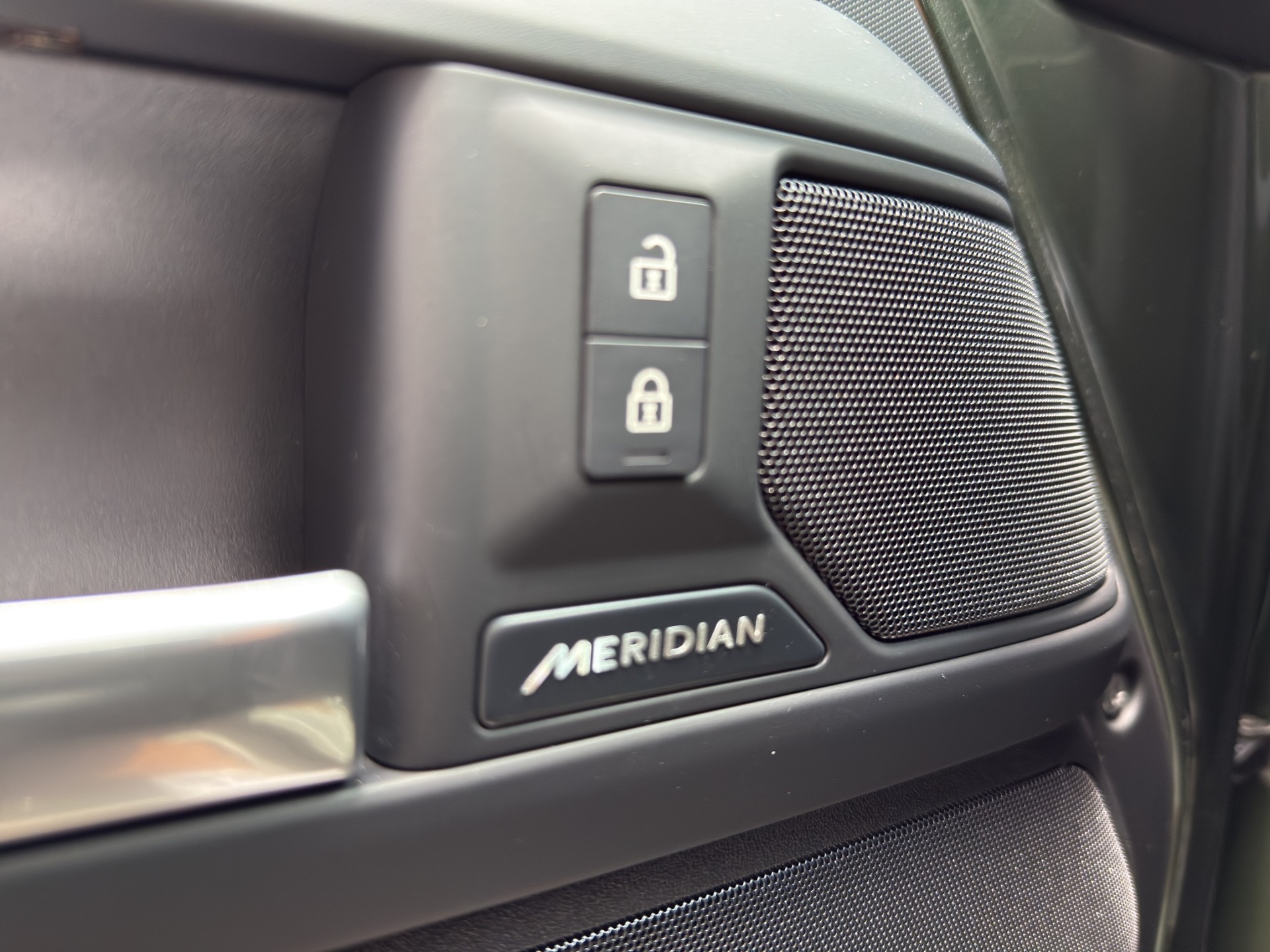 LAND ROVER Defender 110 3.0 D I6 250 X-Dynamic SE AWD AT8-image-14