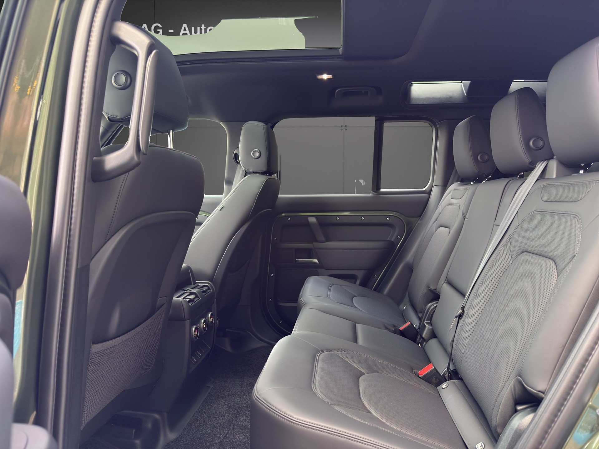 LAND ROVER Defender 110 3.0 D I6 250 X-Dynamic SE AWD AT8-image-6