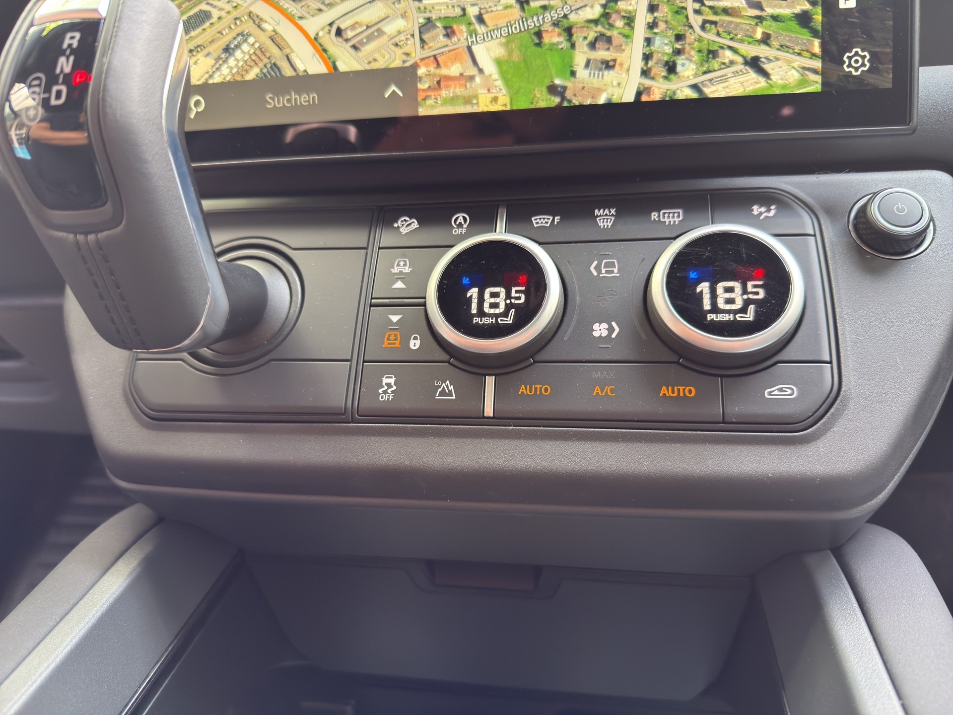 LAND ROVER Defender 110 3.0 D I6 250 X-Dynamic SE AWD AT8-image-12