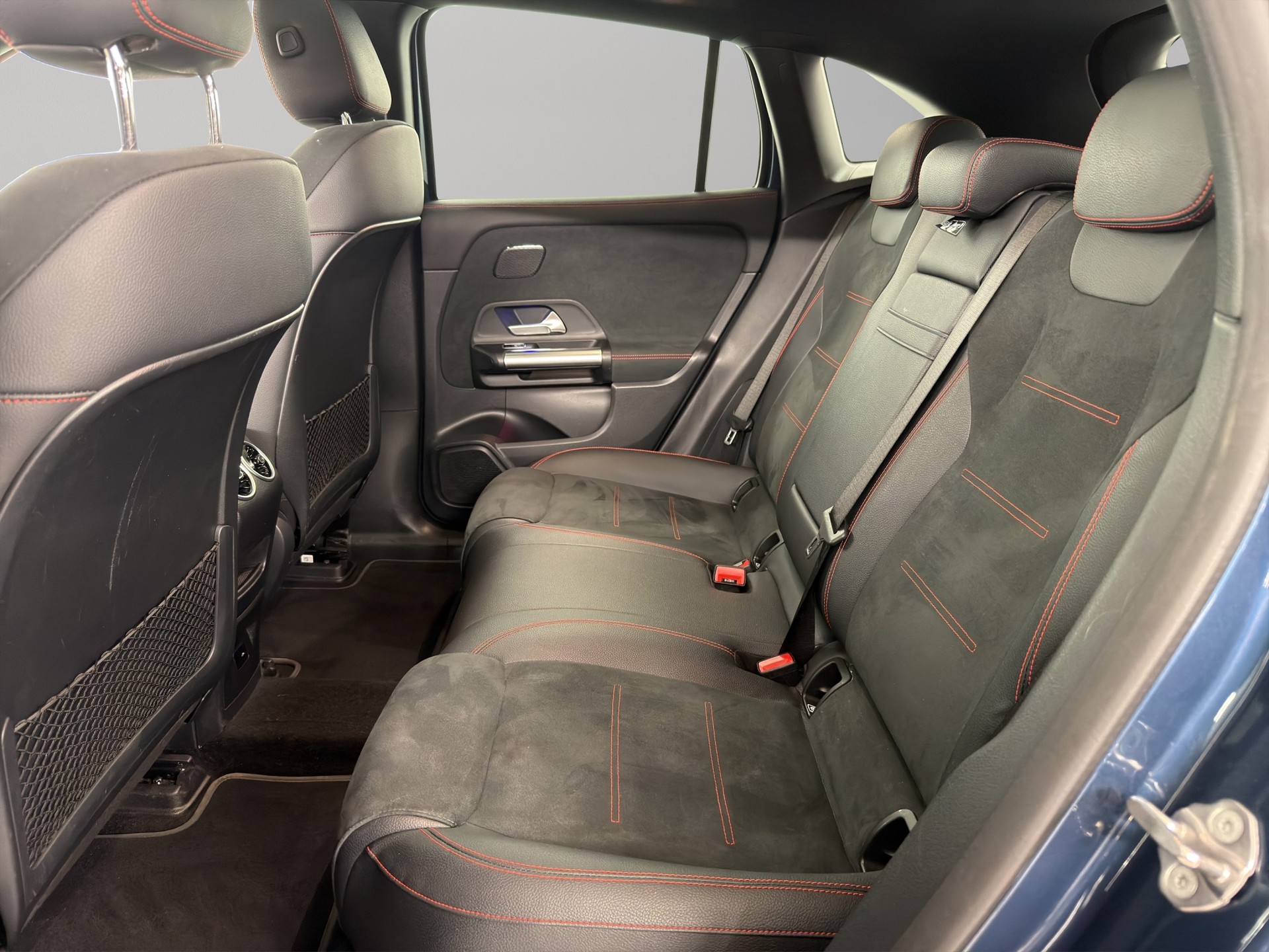 MERCEDES-BENZ EQA 300 AMG Line-image-9