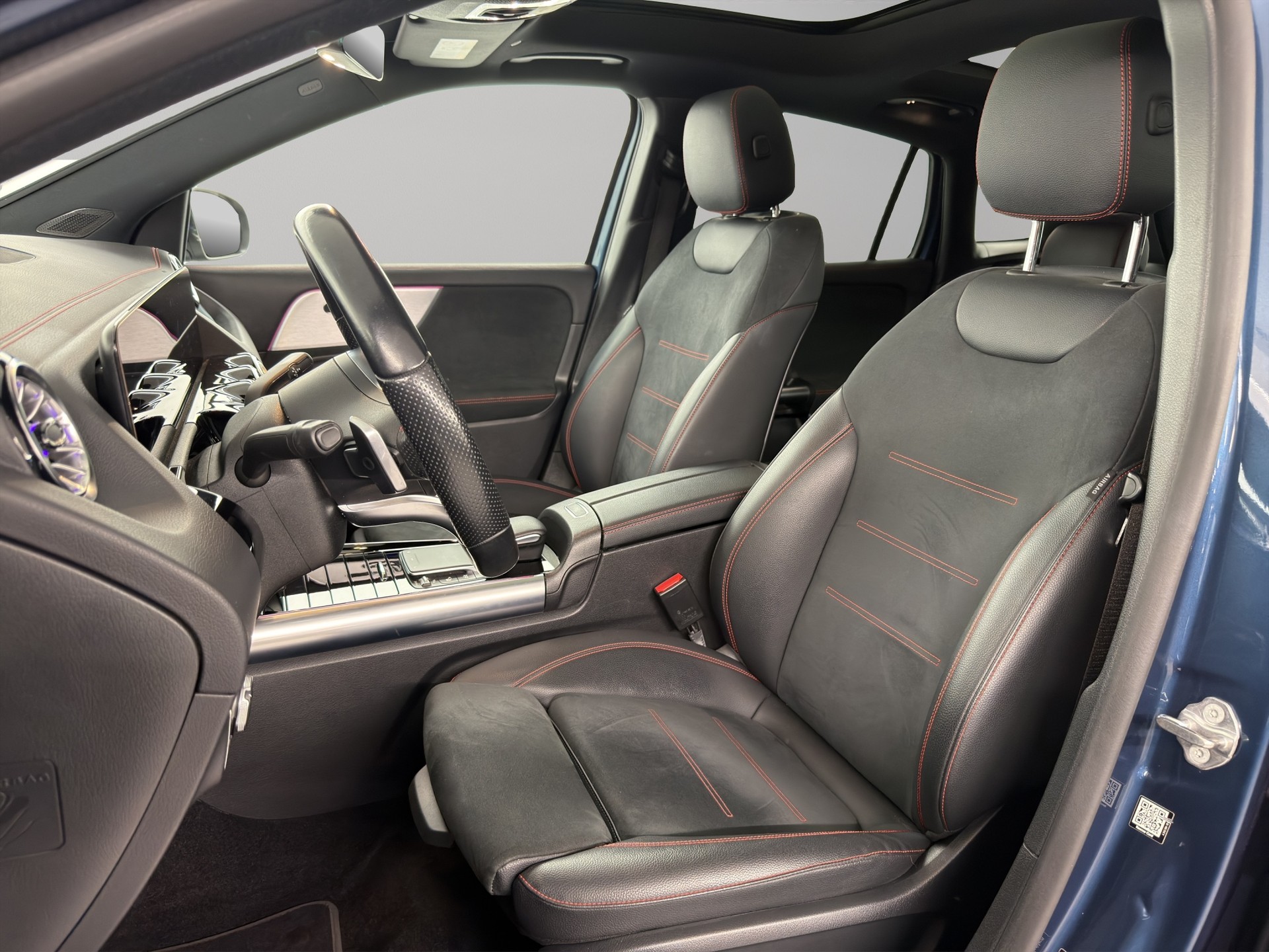 MERCEDES-BENZ EQA 300 AMG Line-image-8
