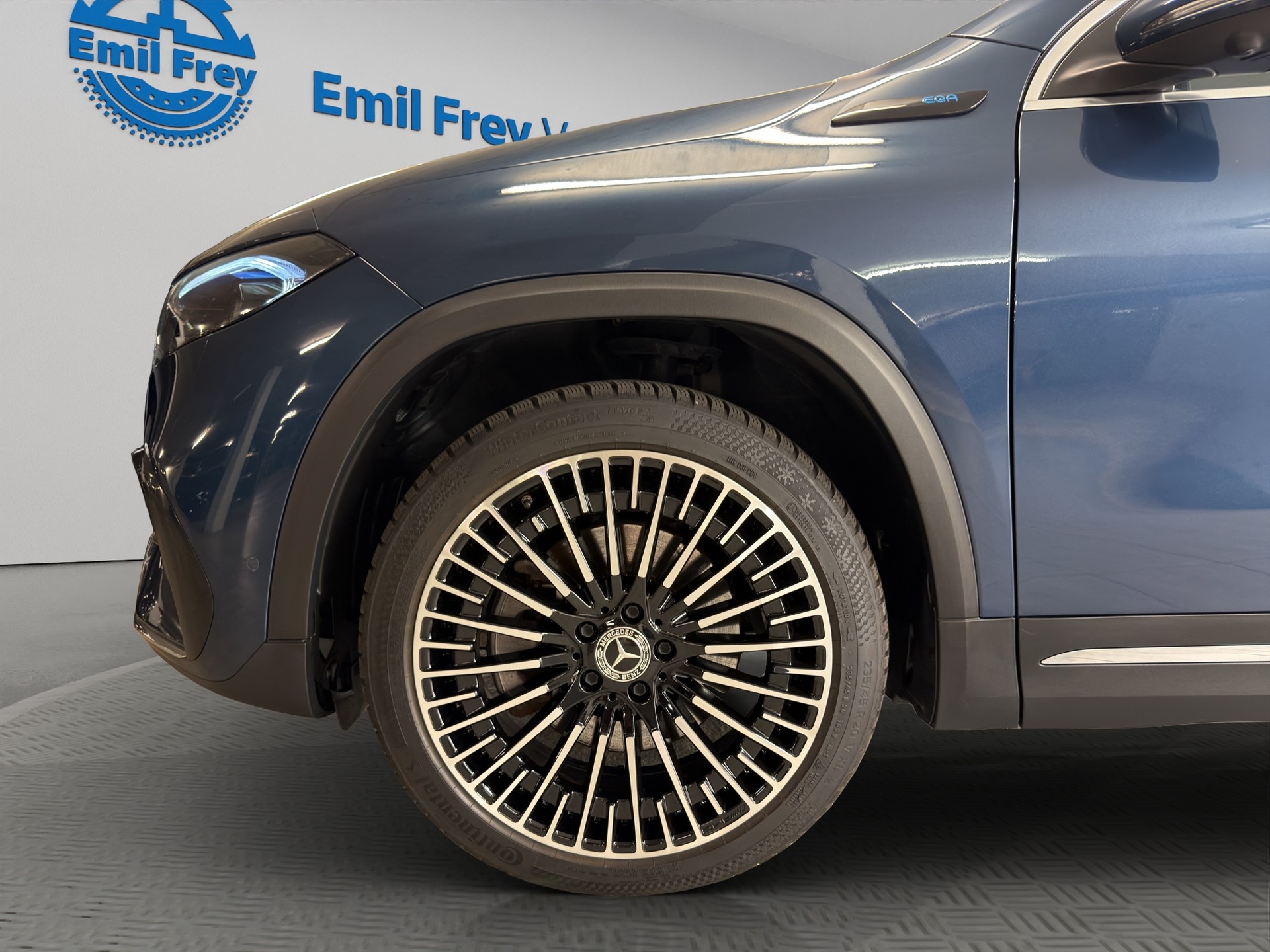 MERCEDES-BENZ EQA 300 AMG Line-image-3