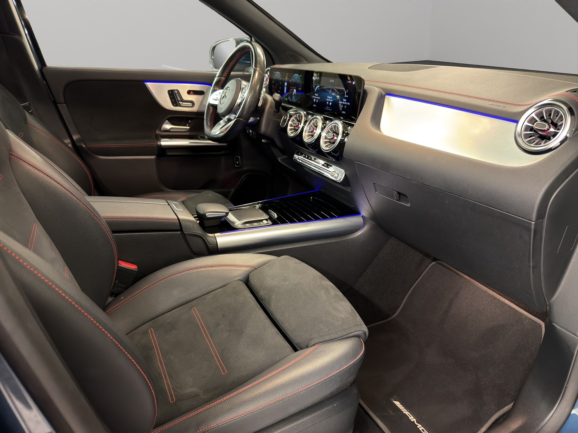 MERCEDES-BENZ EQA 300 AMG Line-image-12