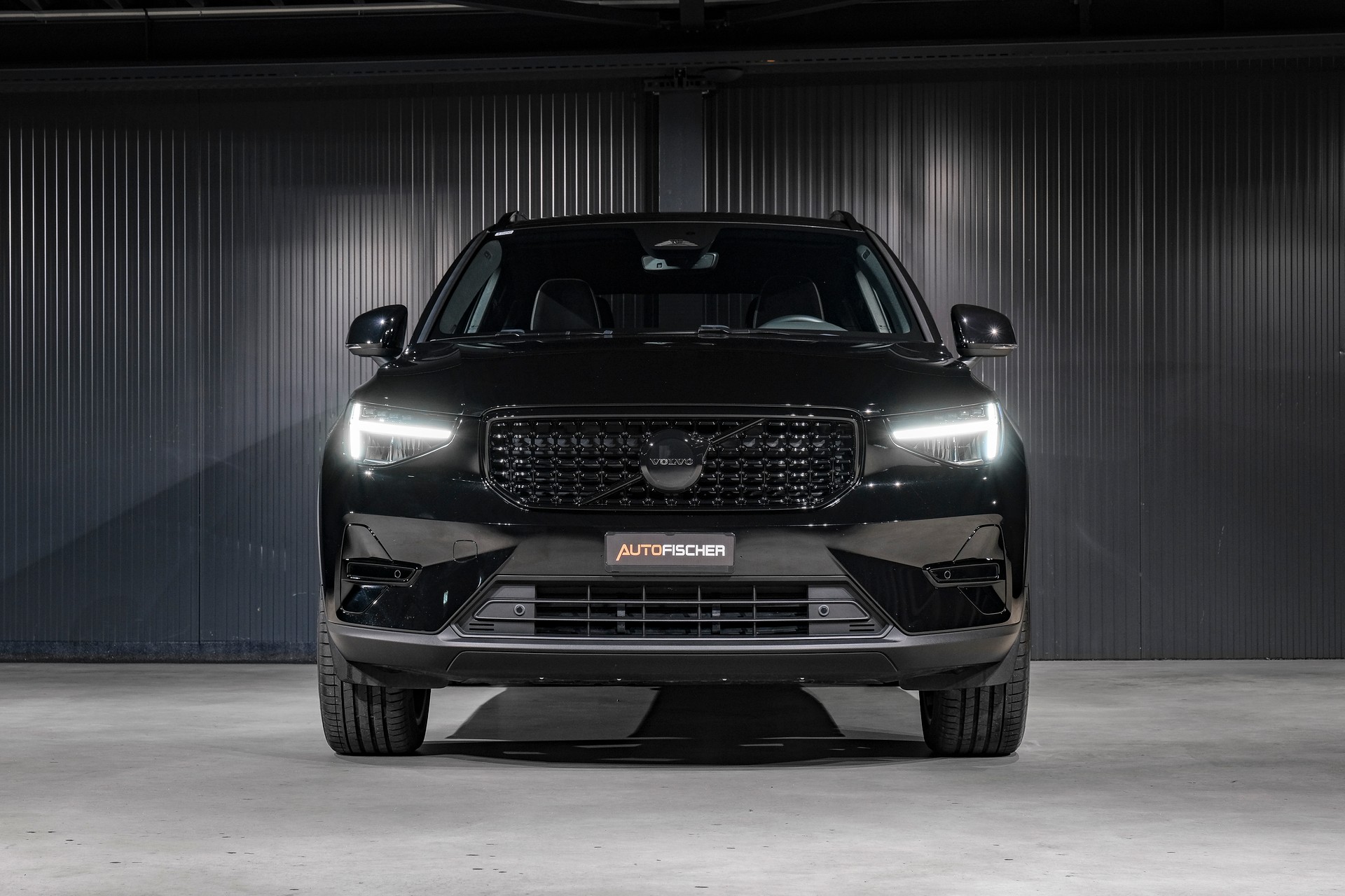 VOLVO XC40 B3 Plus Black Edition Benzin Mild Hybrid DCT-image-2