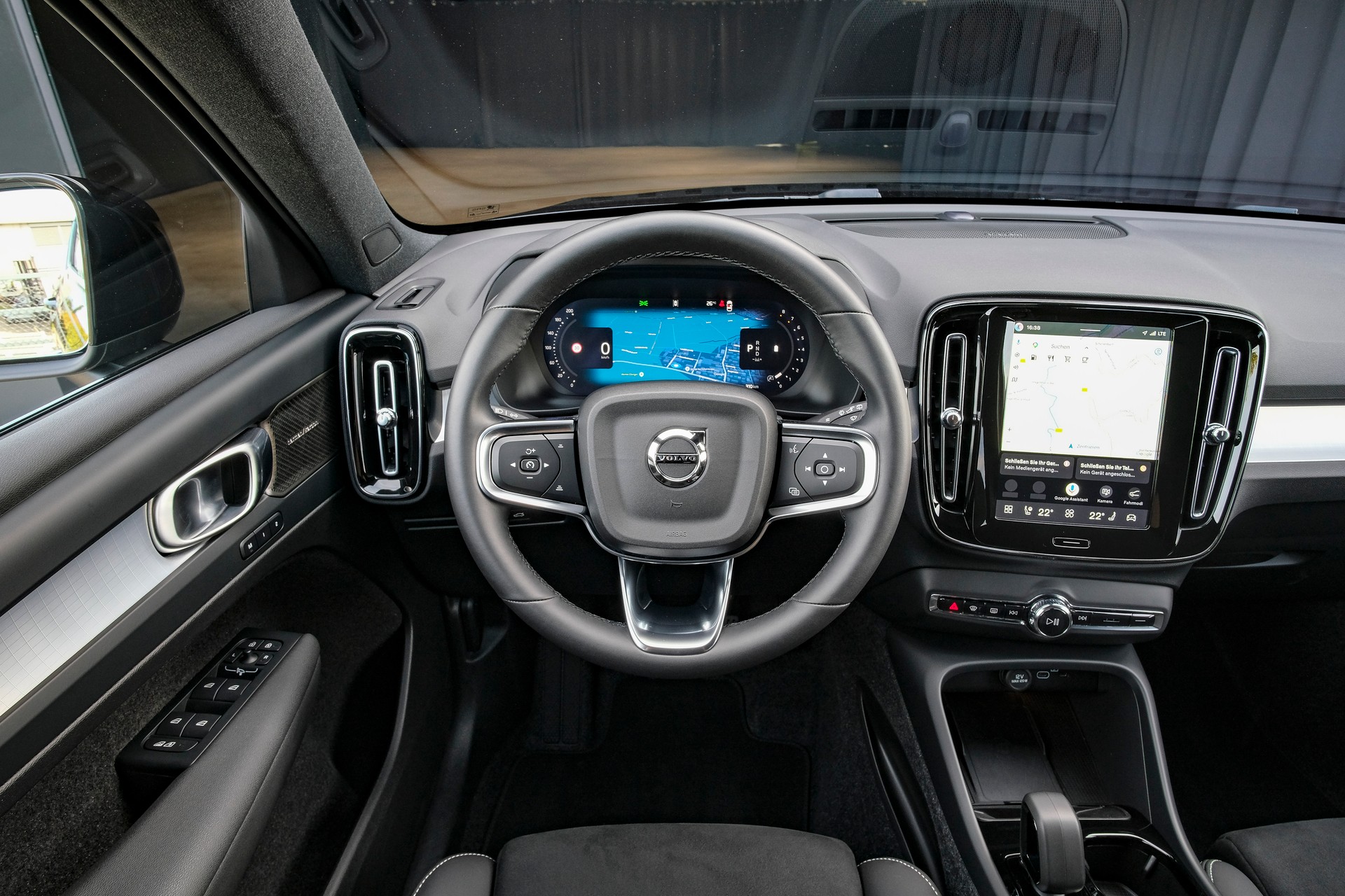 VOLVO XC40 B3 Plus Black Edition Benzin Mild Hybrid DCT-image-15