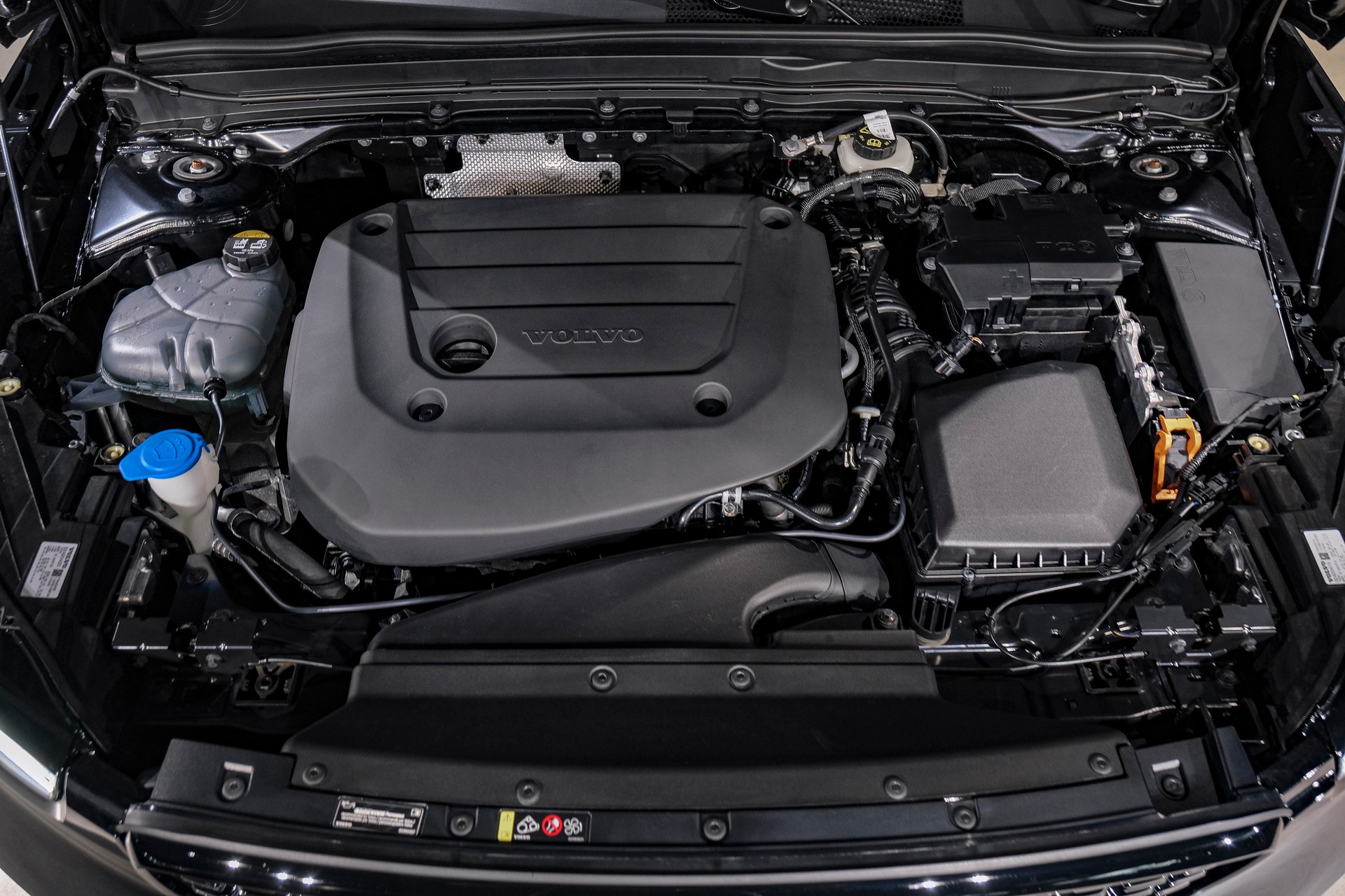 VOLVO XC40 B3 Plus Black Edition Benzin Mild Hybrid DCT-image-25