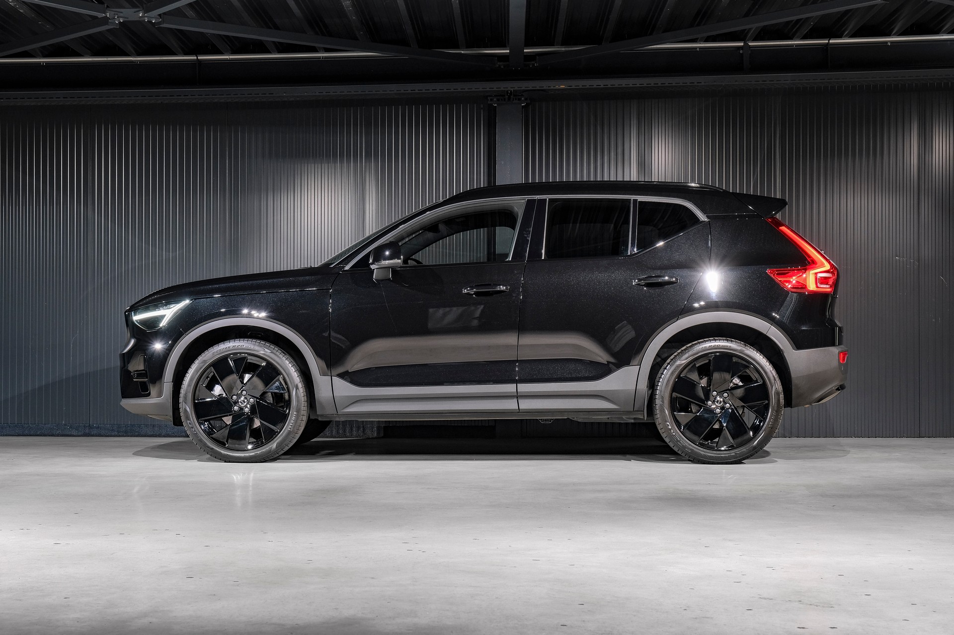 VOLVO XC40 B3 Plus Black Edition Benzin Mild Hybrid DCT-image-8