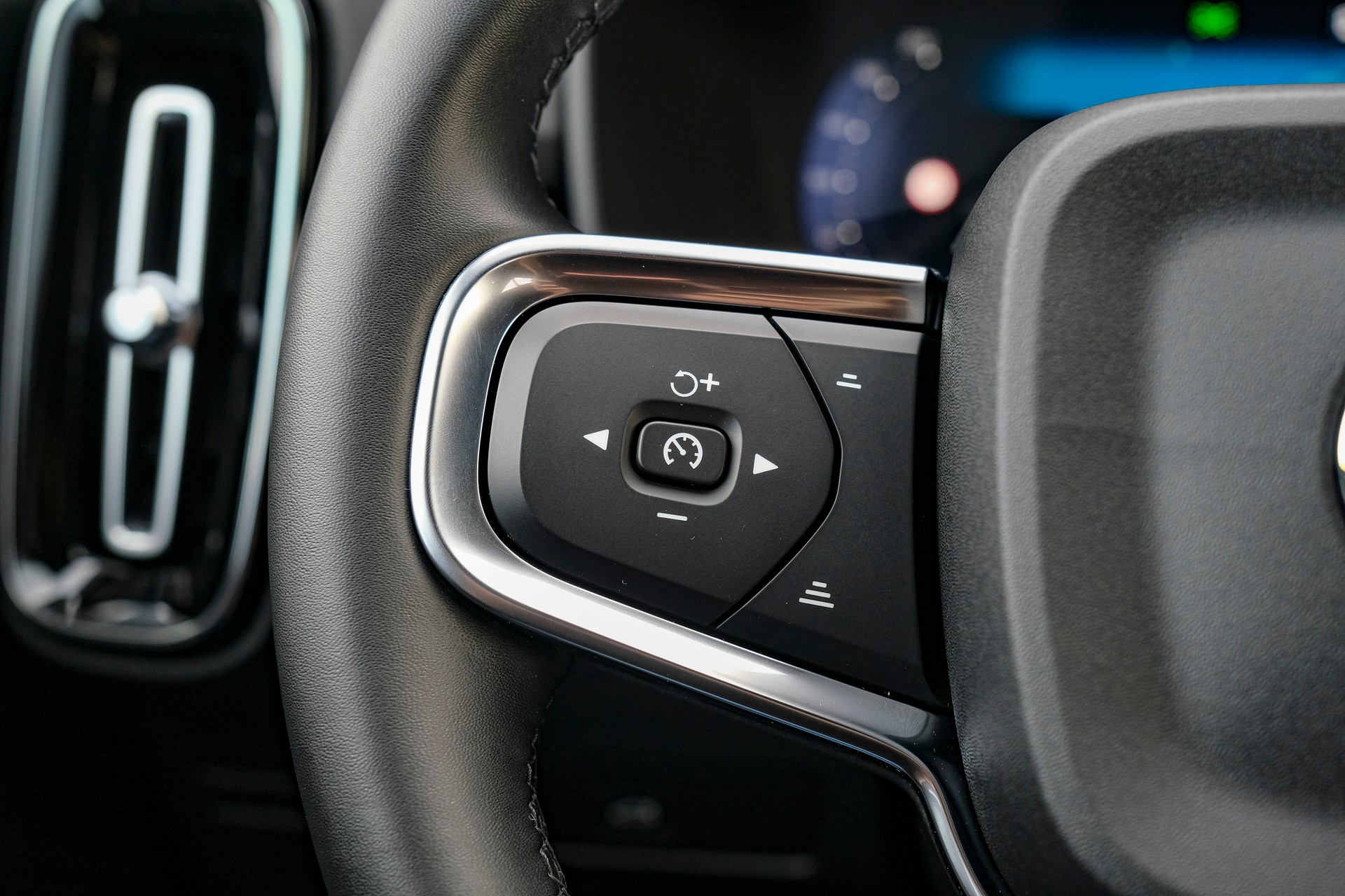 VOLVO XC40 B3 Plus Black Edition Benzin Mild Hybrid DCT-image-23