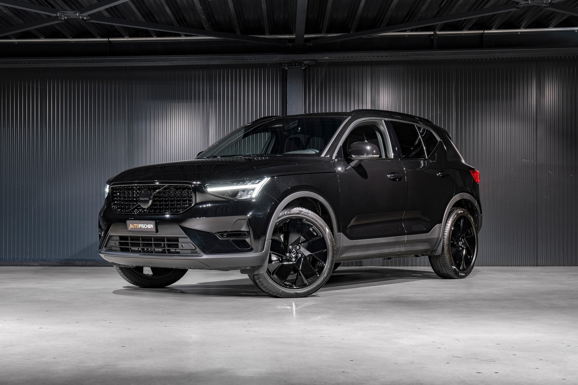 VOLVO XC40 B3 Plus Black Edition Benzin Mild Hybrid DCT-image-0