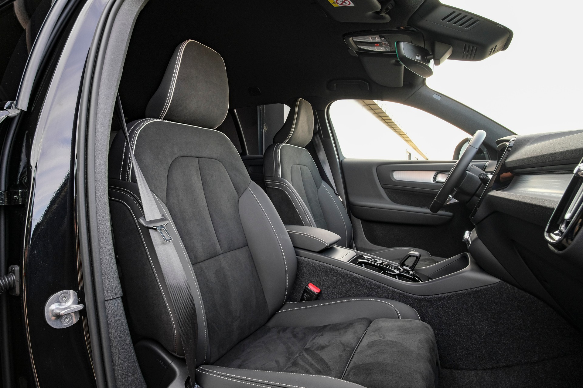 VOLVO XC40 B3 Plus Black Edition Benzin Mild Hybrid DCT-image-10