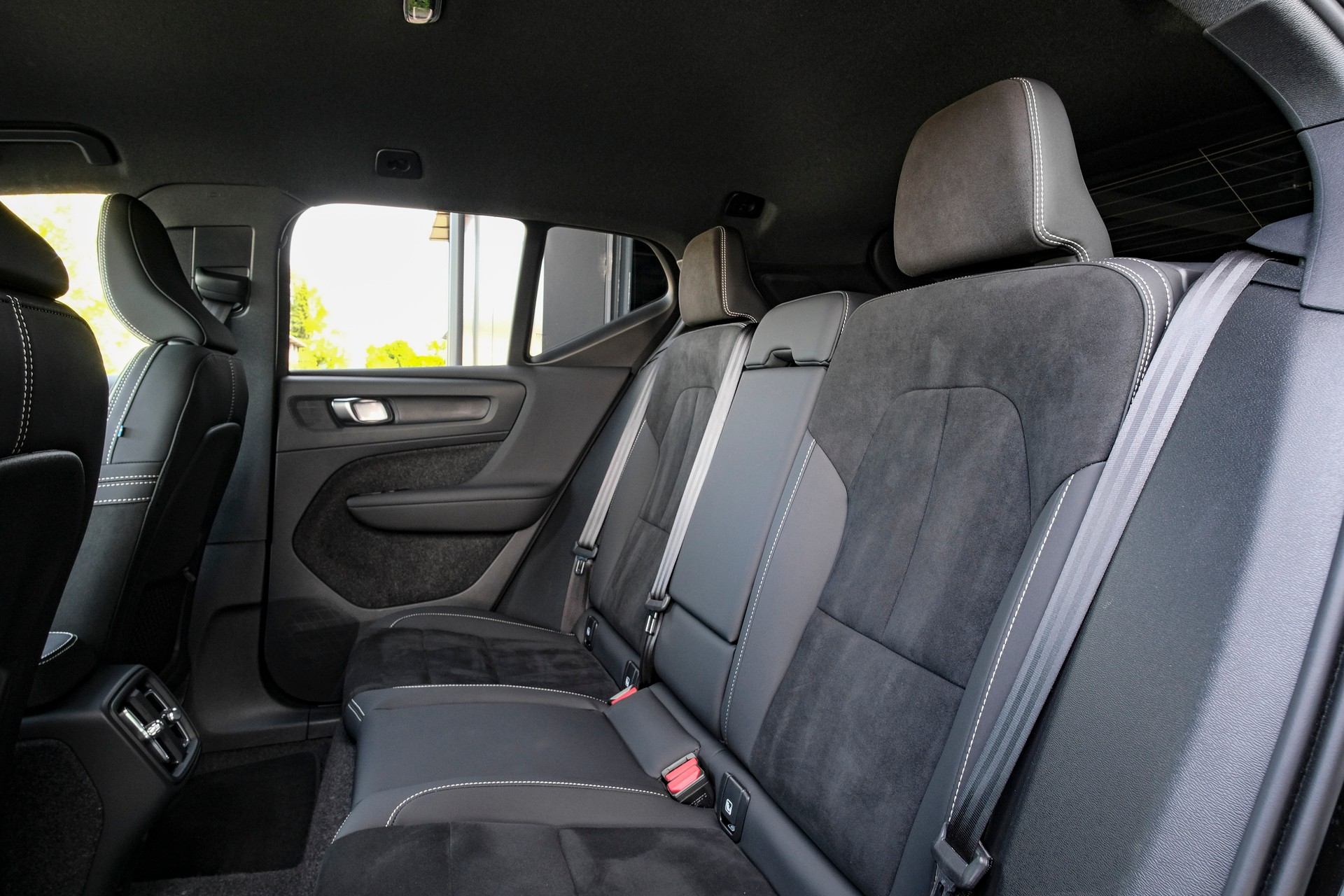VOLVO XC40 B3 Plus Black Edition Benzin Mild Hybrid DCT-image-11