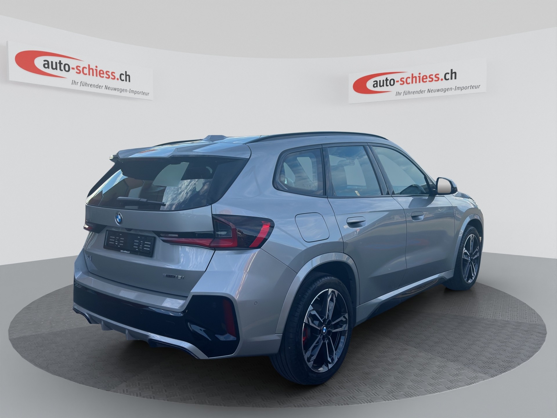 BMW X1 sDrive 18i M Sport Pro Shadow Line-image-4