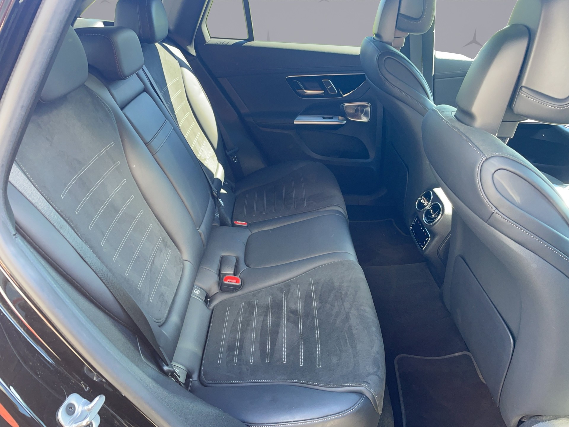 MERCEDES-BENZ GLC 300 e AMG Line 4matic-image-17