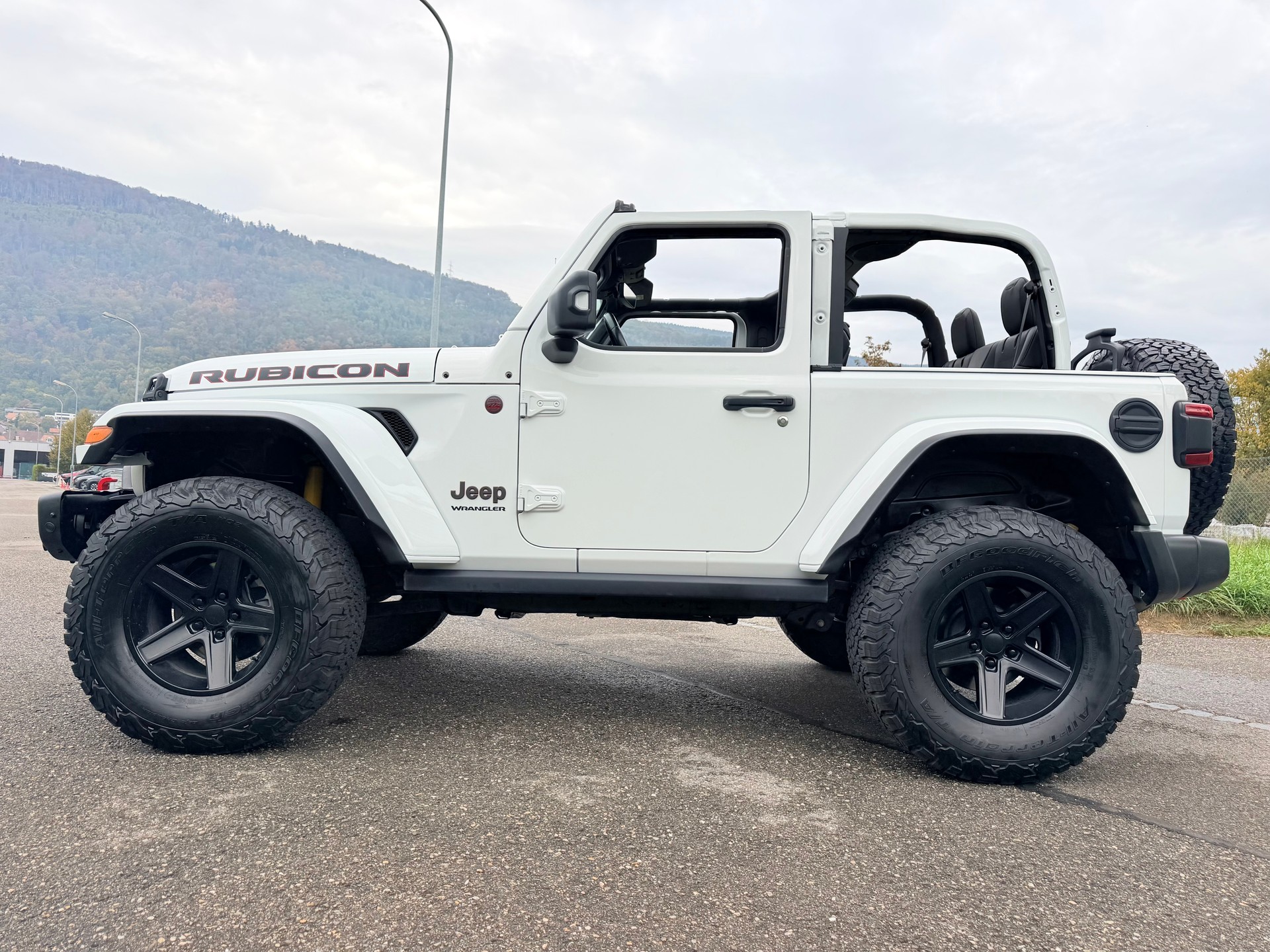 JEEP WRANGLER 2.2MJ RUBICON 4X4 "HÖHER + BREITER" ALLES MIT MFK !! VIEL UMGEBAUT !! FRISCH AB MFK !! AHK 2800 KG. MIT GRATIS SERVICE.-showroom-element-2