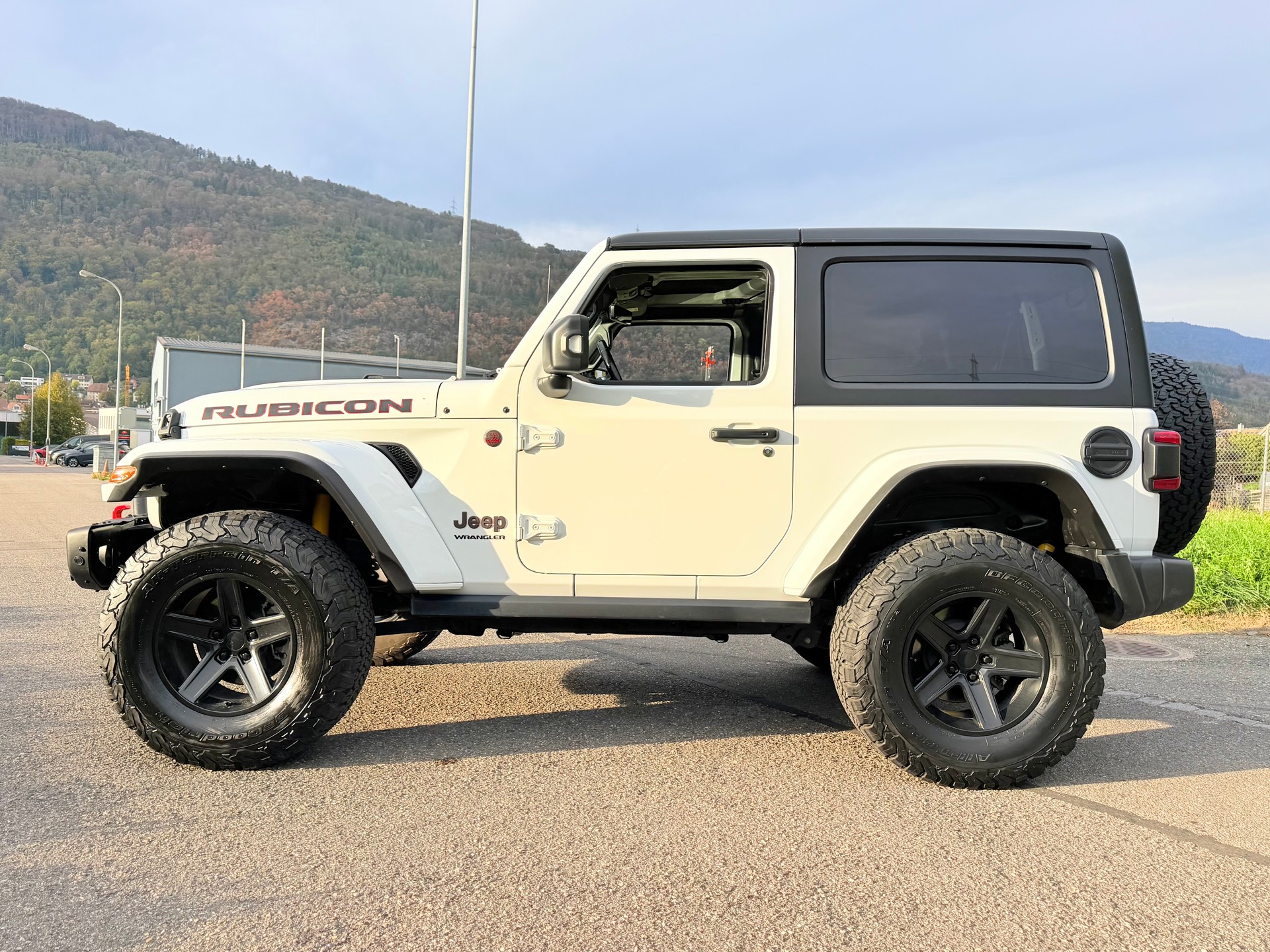 JEEP WRANGLER 2.2MJ RUBICON 4X4 "HÖHER + BREITER" ALLES MIT MFK !! VIEL UMGEBAUT !! FRISCH AB MFK !! AHK 2800 KG. MIT GRATIS SERVICE.-showroom-element-2