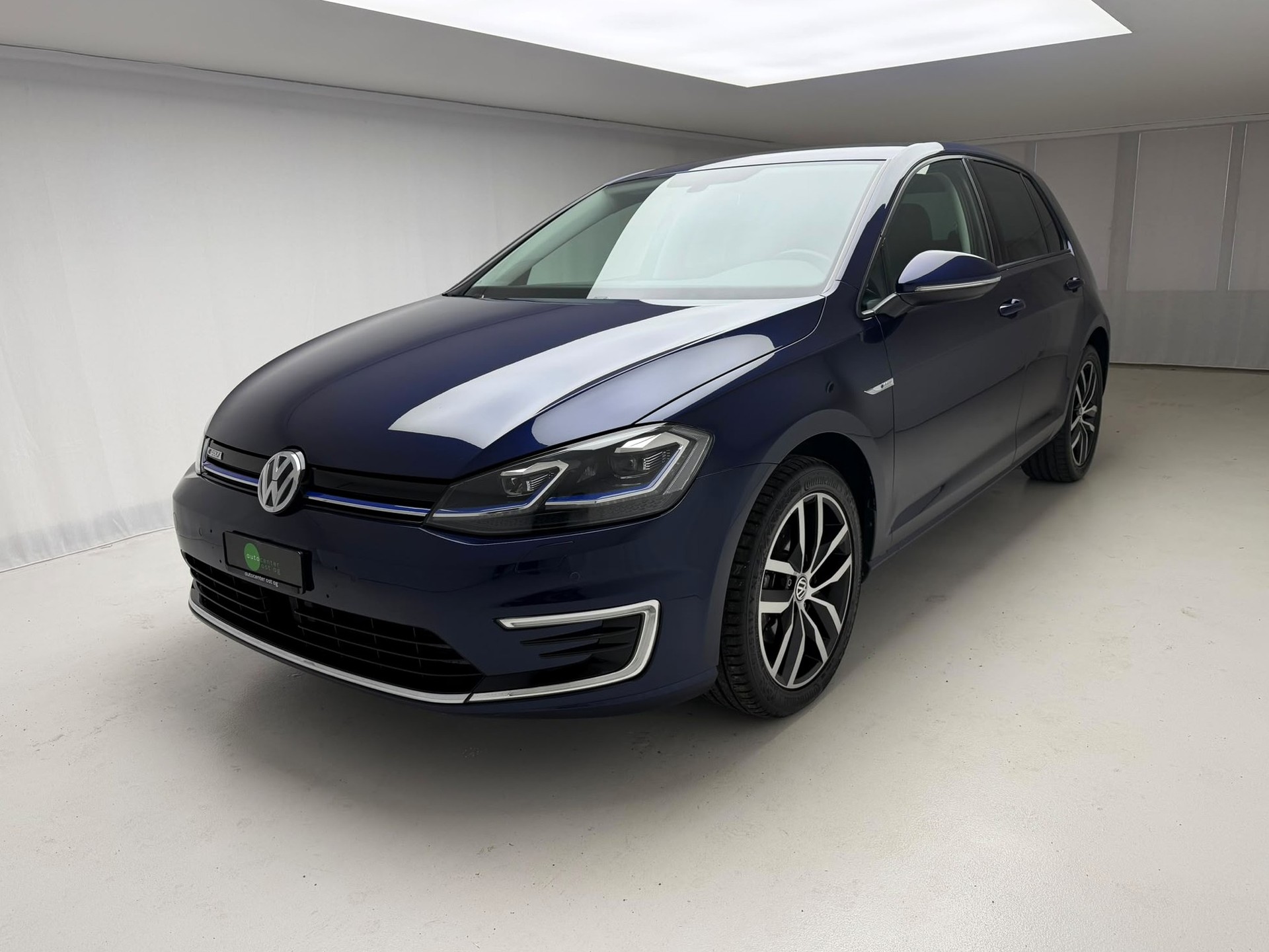 VW e-Golf-showroom-element-1
