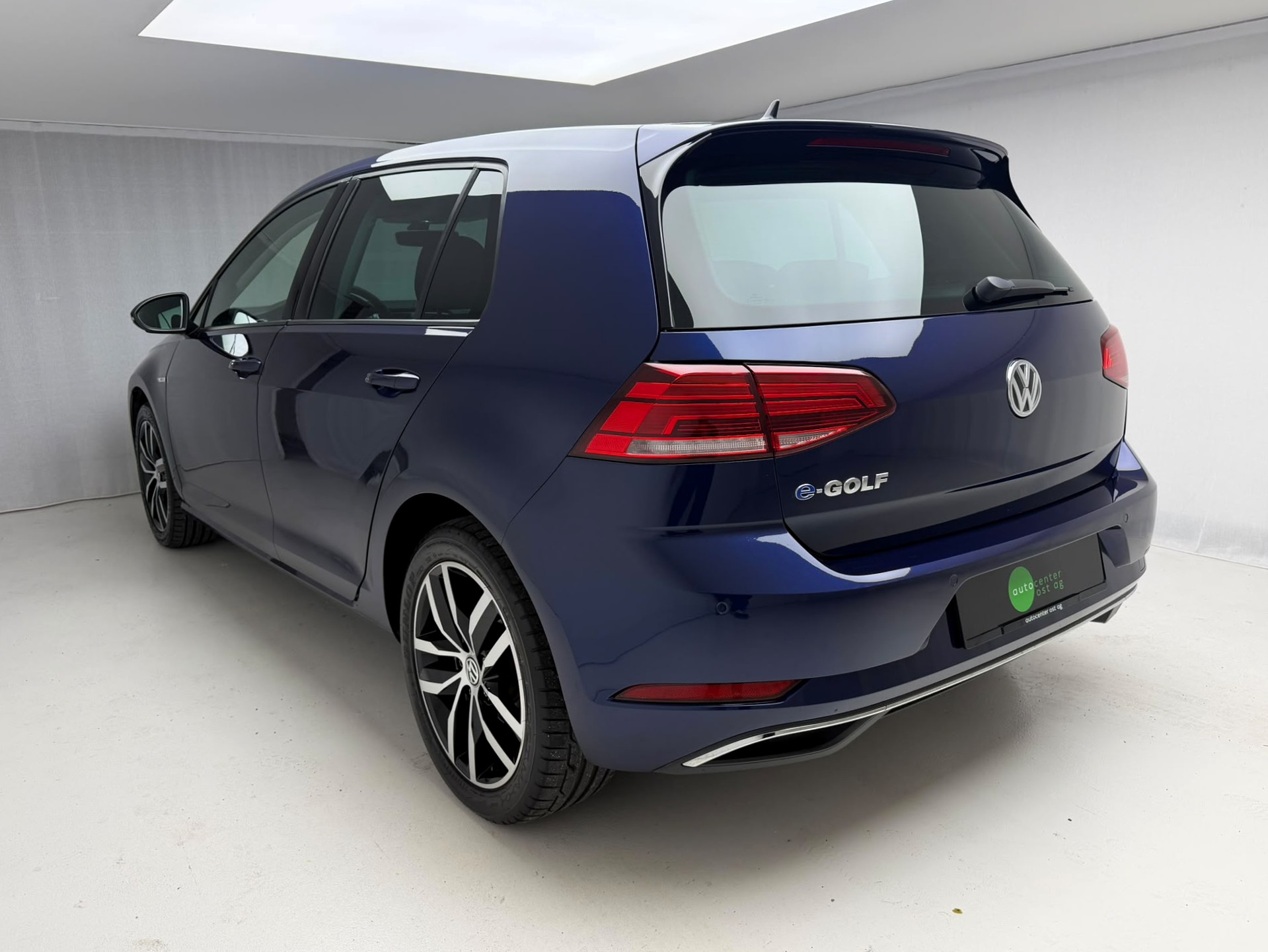 VW e-Golf-showroom-element-2