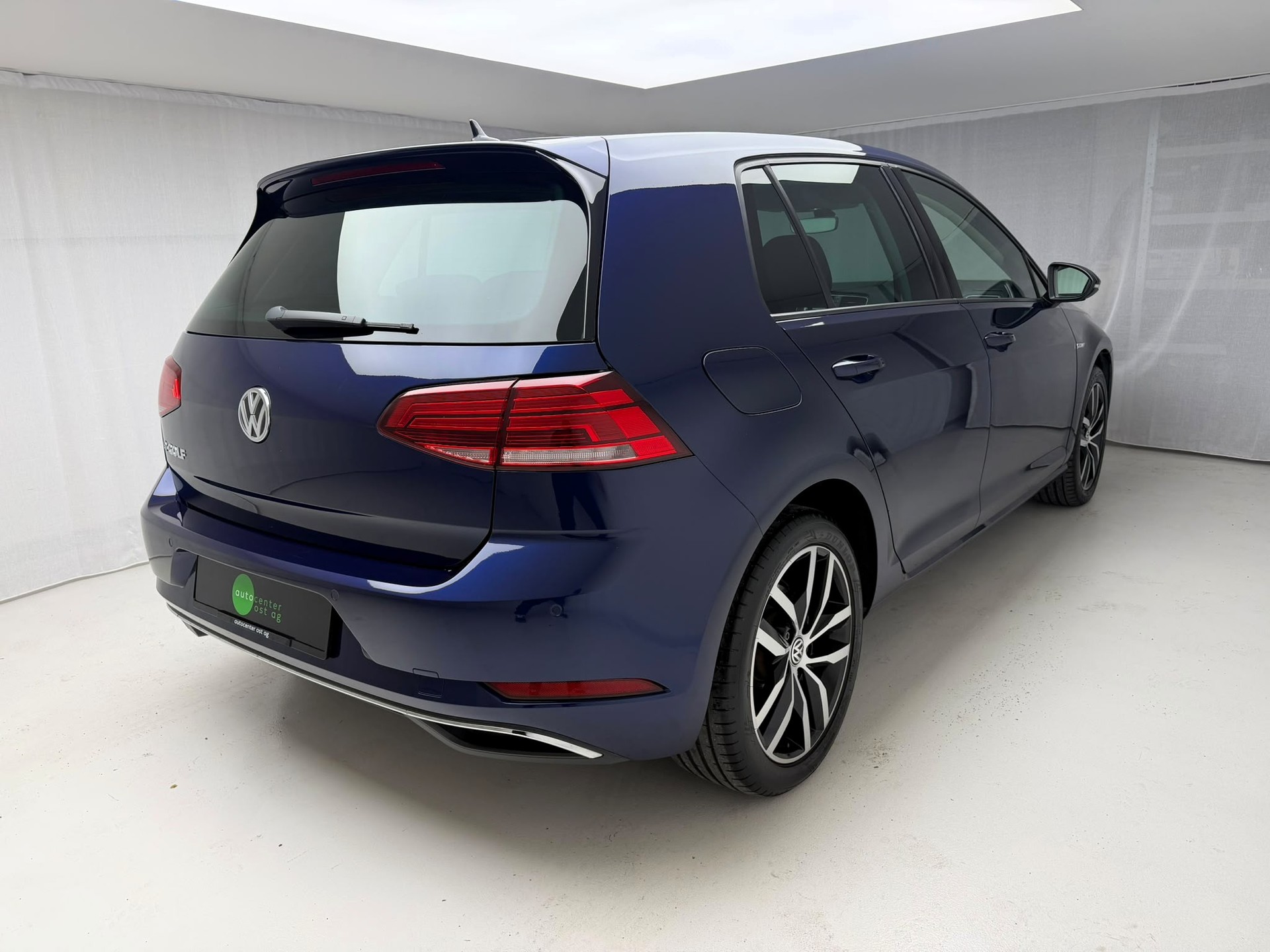 VW e-Golf-showroom-element-3