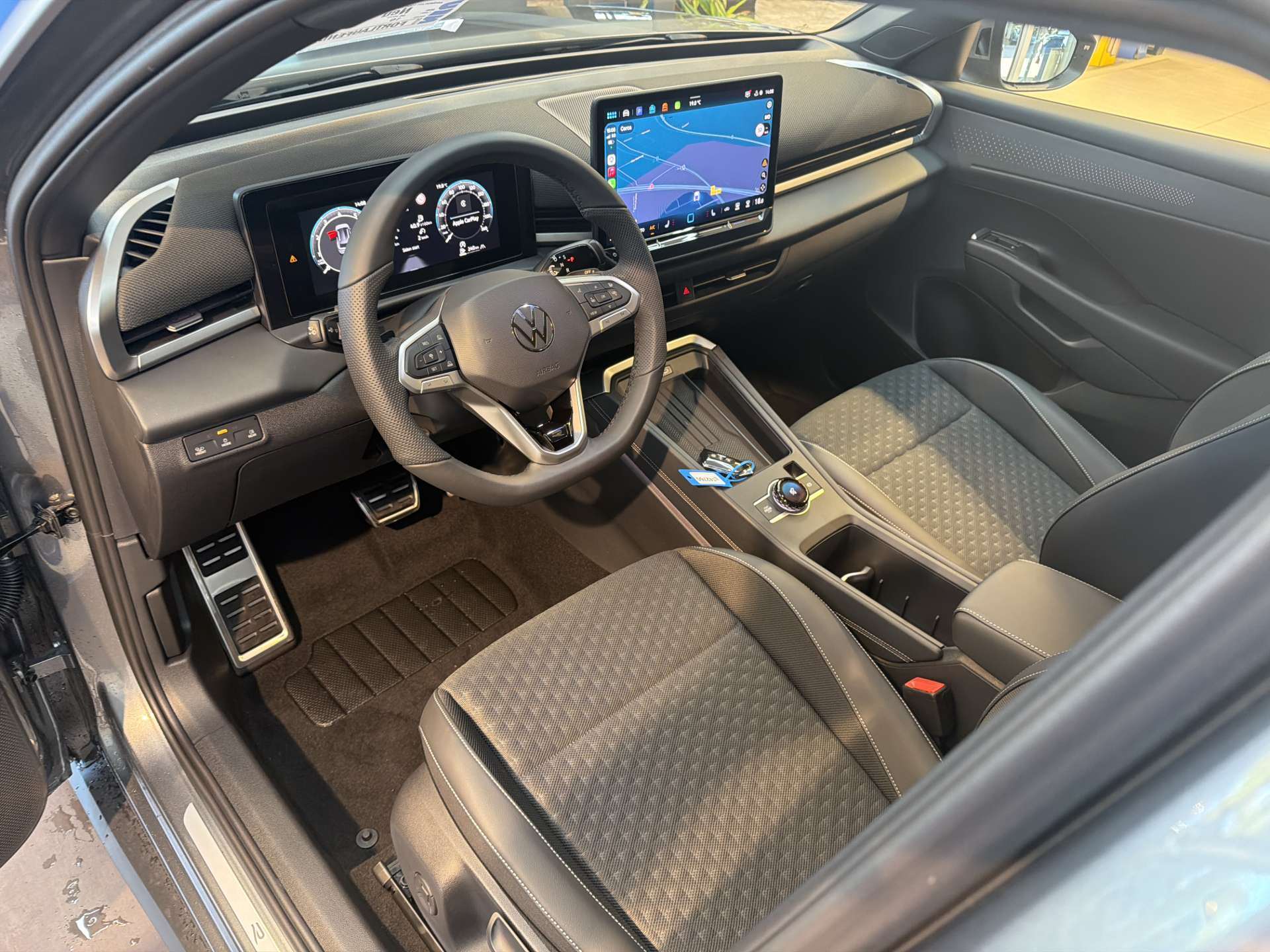 VW T-Roc 1.5 eTSi mHEV R-Line DSG-Automat-image-5