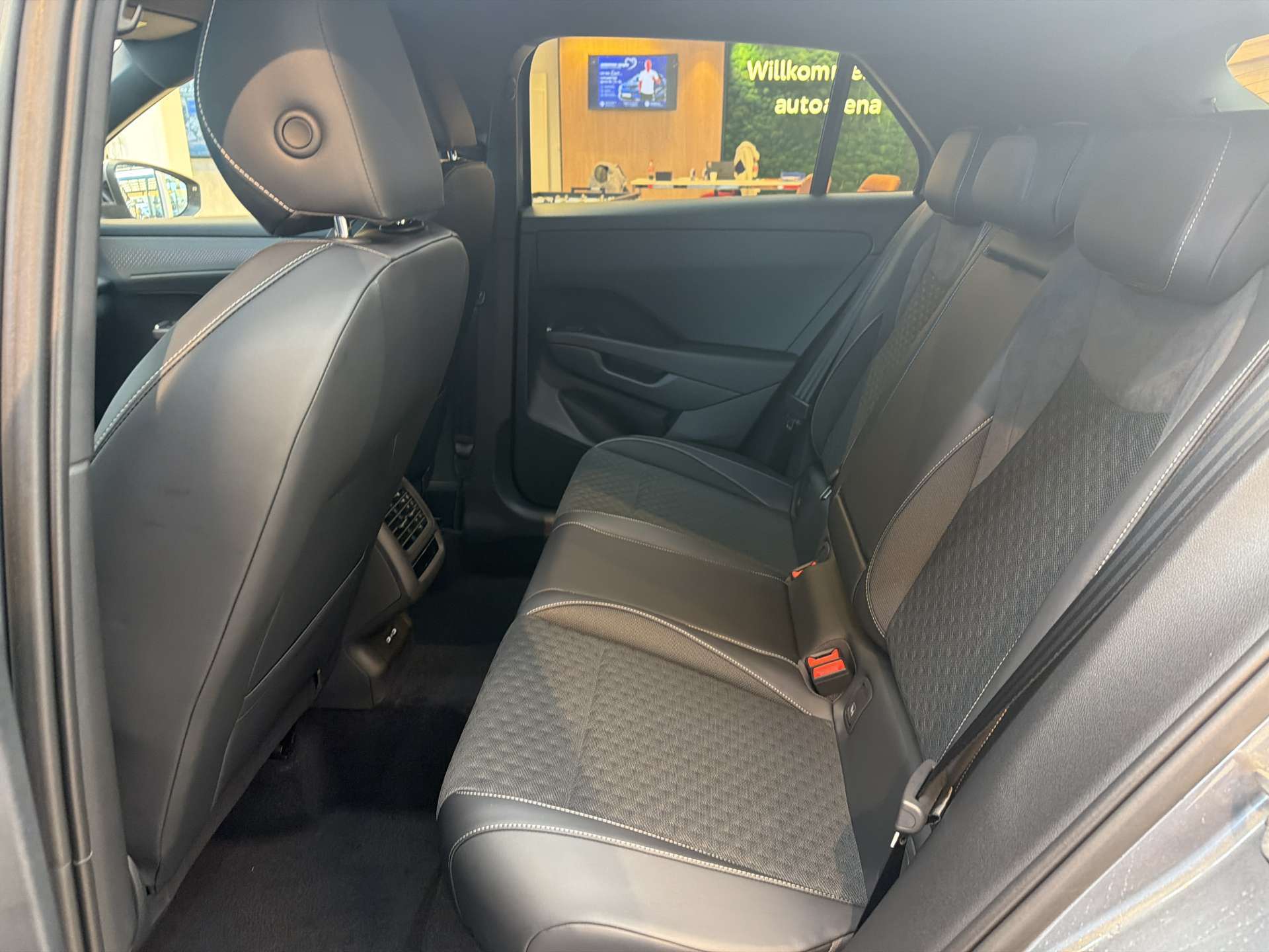 VW T-Roc 1.5 eTSi mHEV R-Line DSG-Automat-image-6