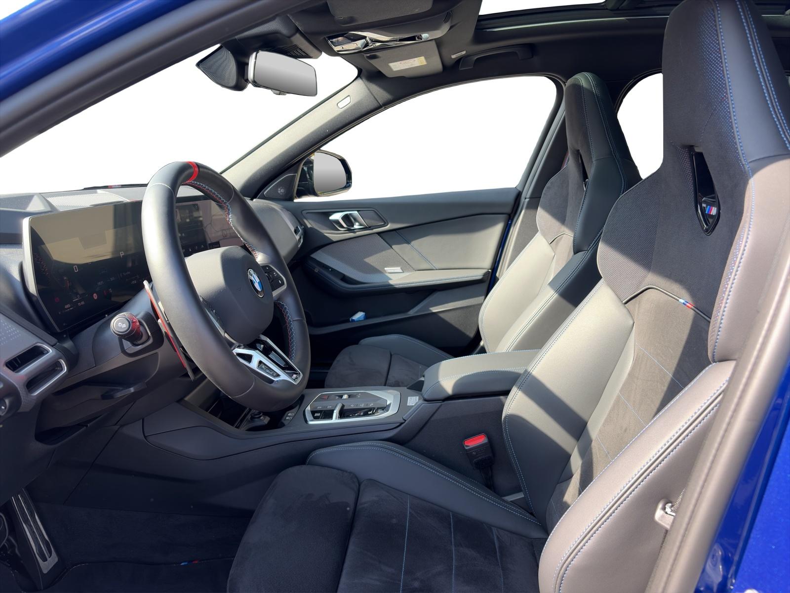 BMW M135i xDrive 50 Years Edition-image-9