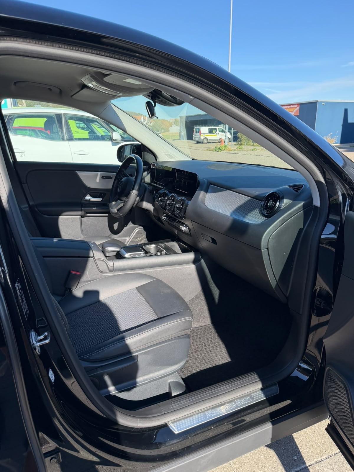 MERCEDES-BENZ GLA 200 7G-DCT-image-10