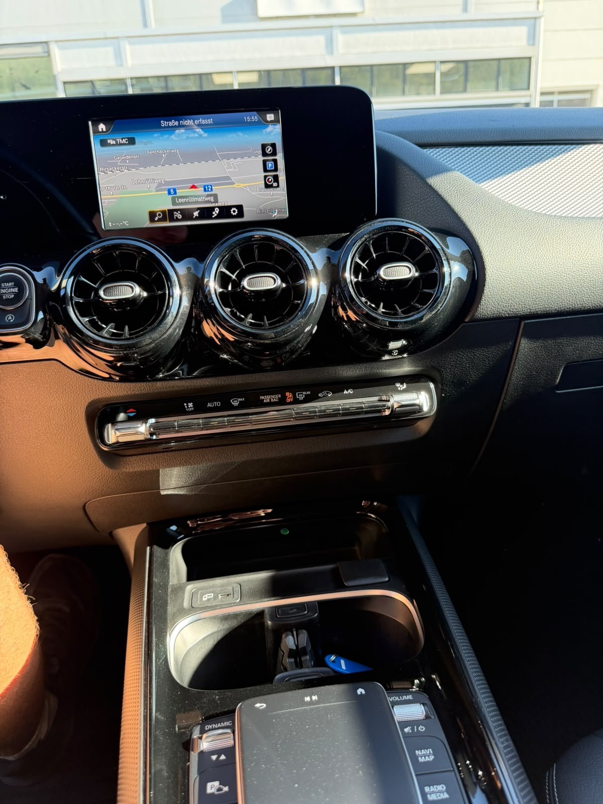 MERCEDES-BENZ GLA 200 7G-DCT-image-25