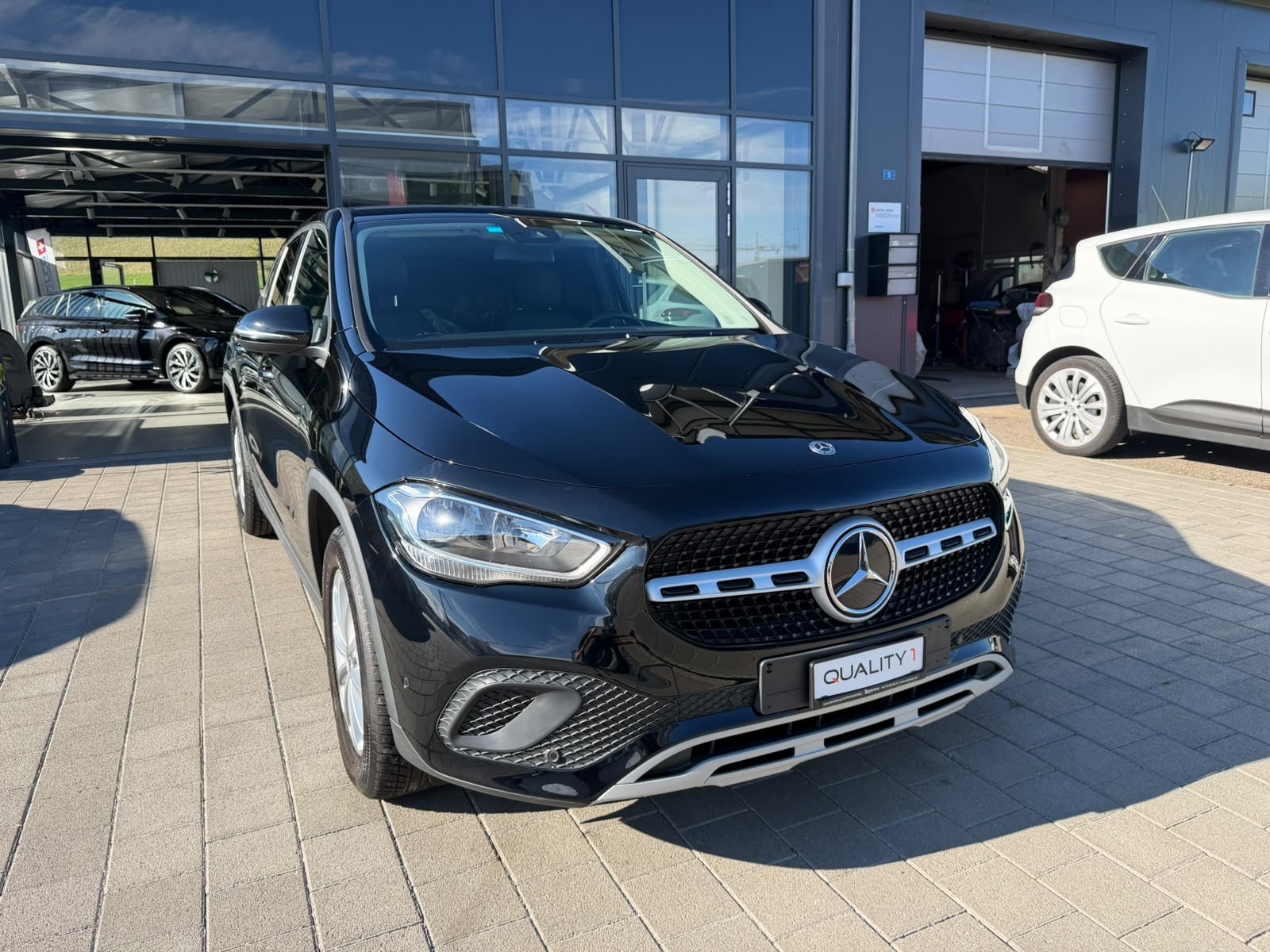 MERCEDES-BENZ GLA 200 7G-DCT-image-3