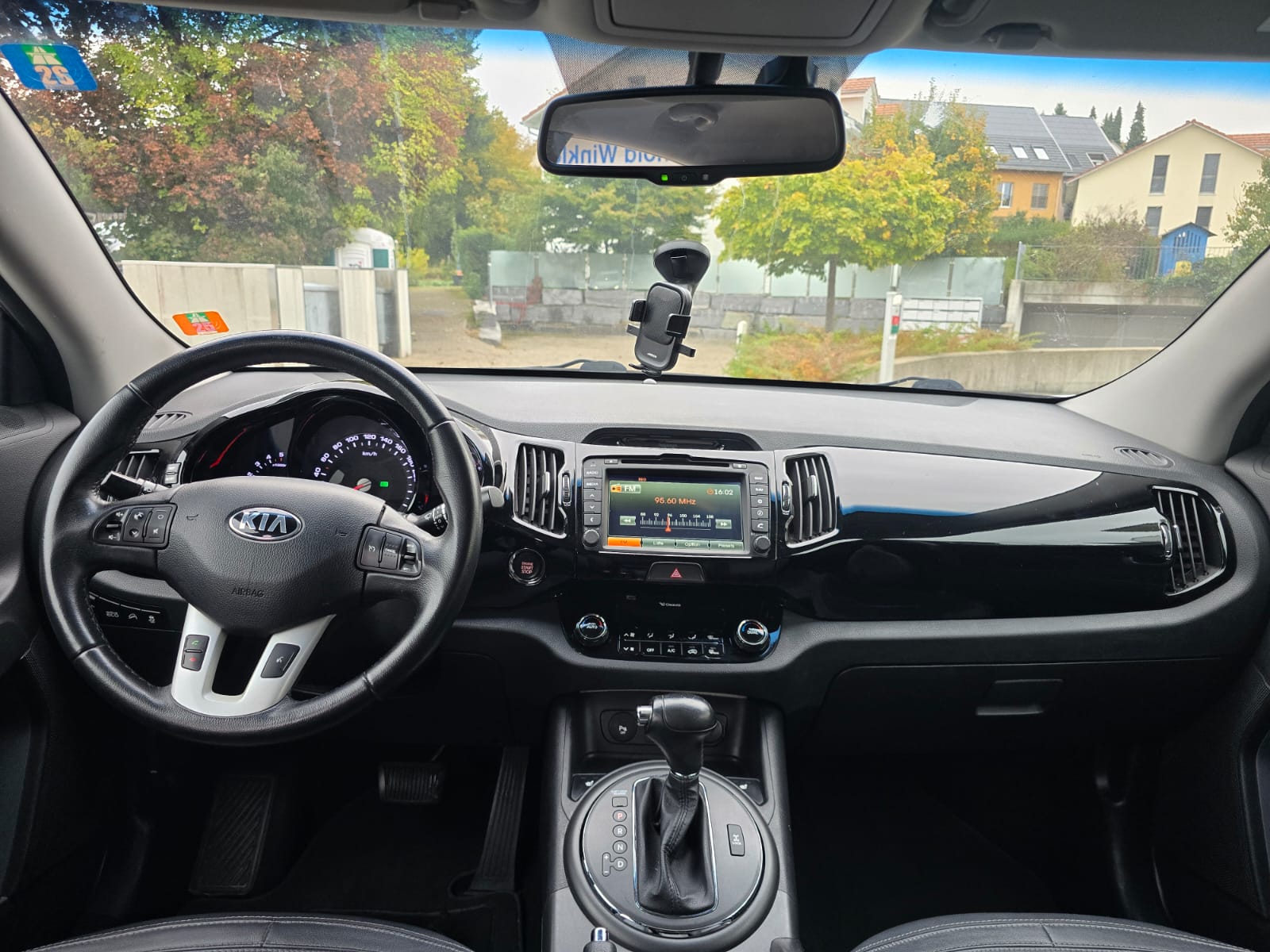 KIA Sportage 2.0 CRDi Style 4WD Automatic-image-6