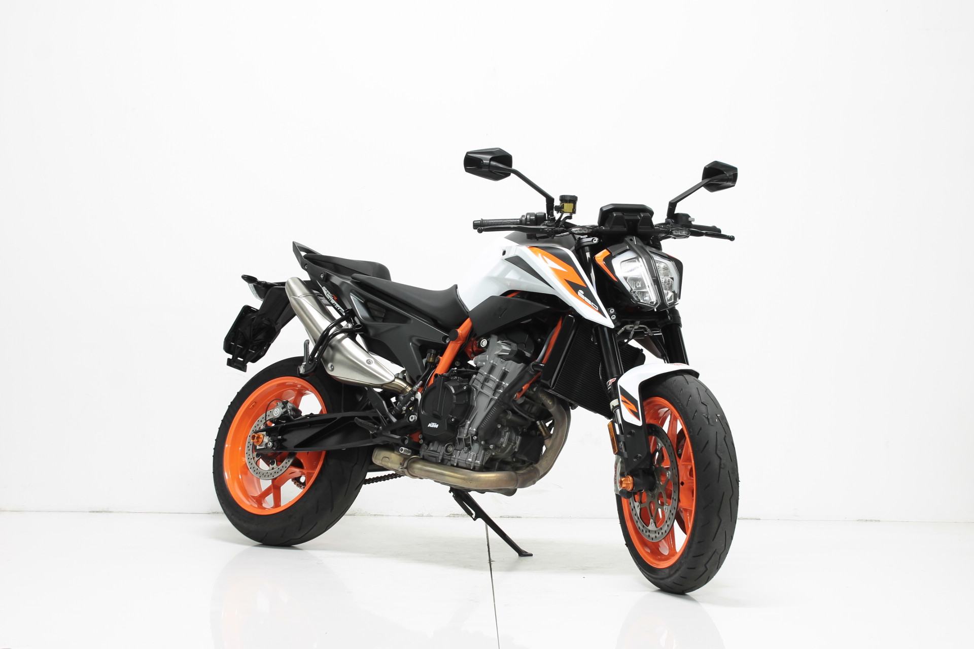 KTM 890 Duke R-showroom-element-1