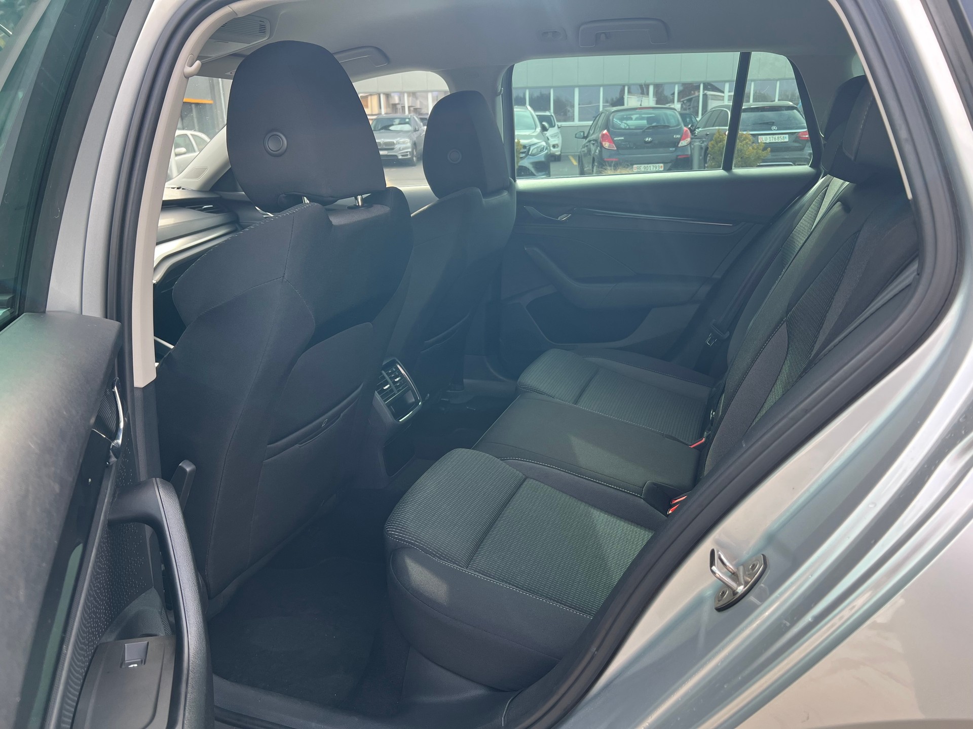 SKODA Octavia Combi 2.0 TDI DSG Ambition 4x4-image-13