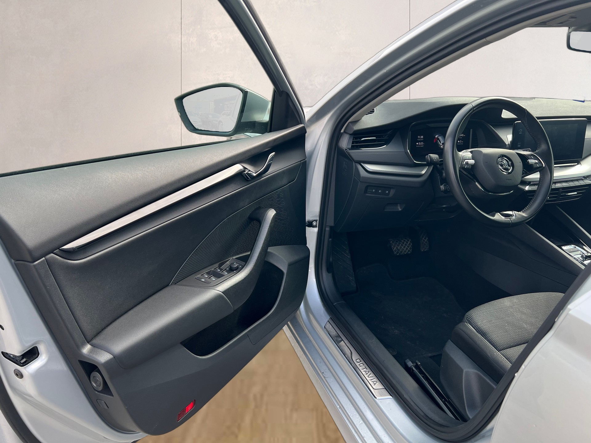 SKODA Octavia Combi 2.0 TDI DSG Ambition 4x4-image-14