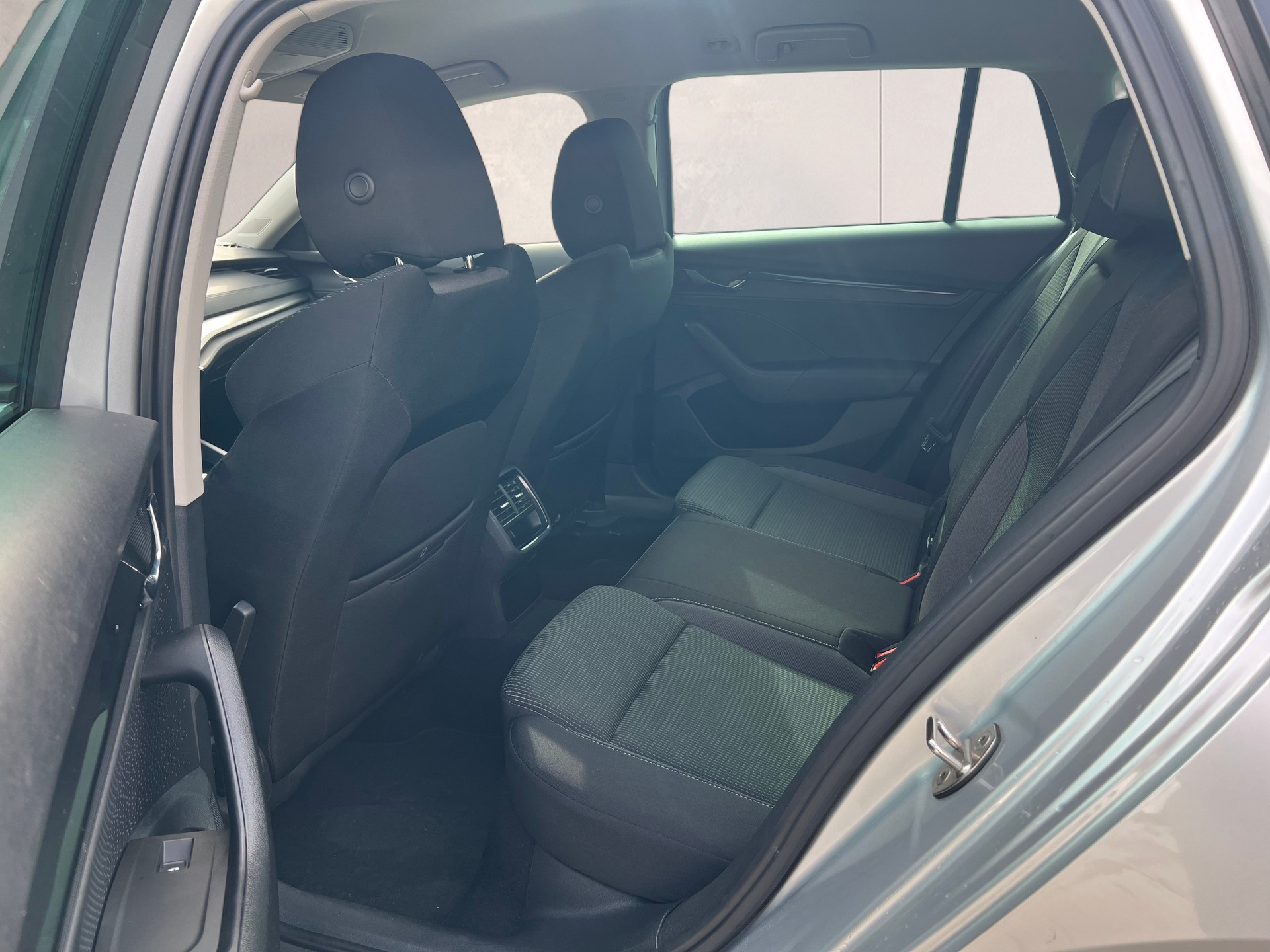 SKODA Octavia Combi 2.0 TDI DSG Ambition 4x4-image-13