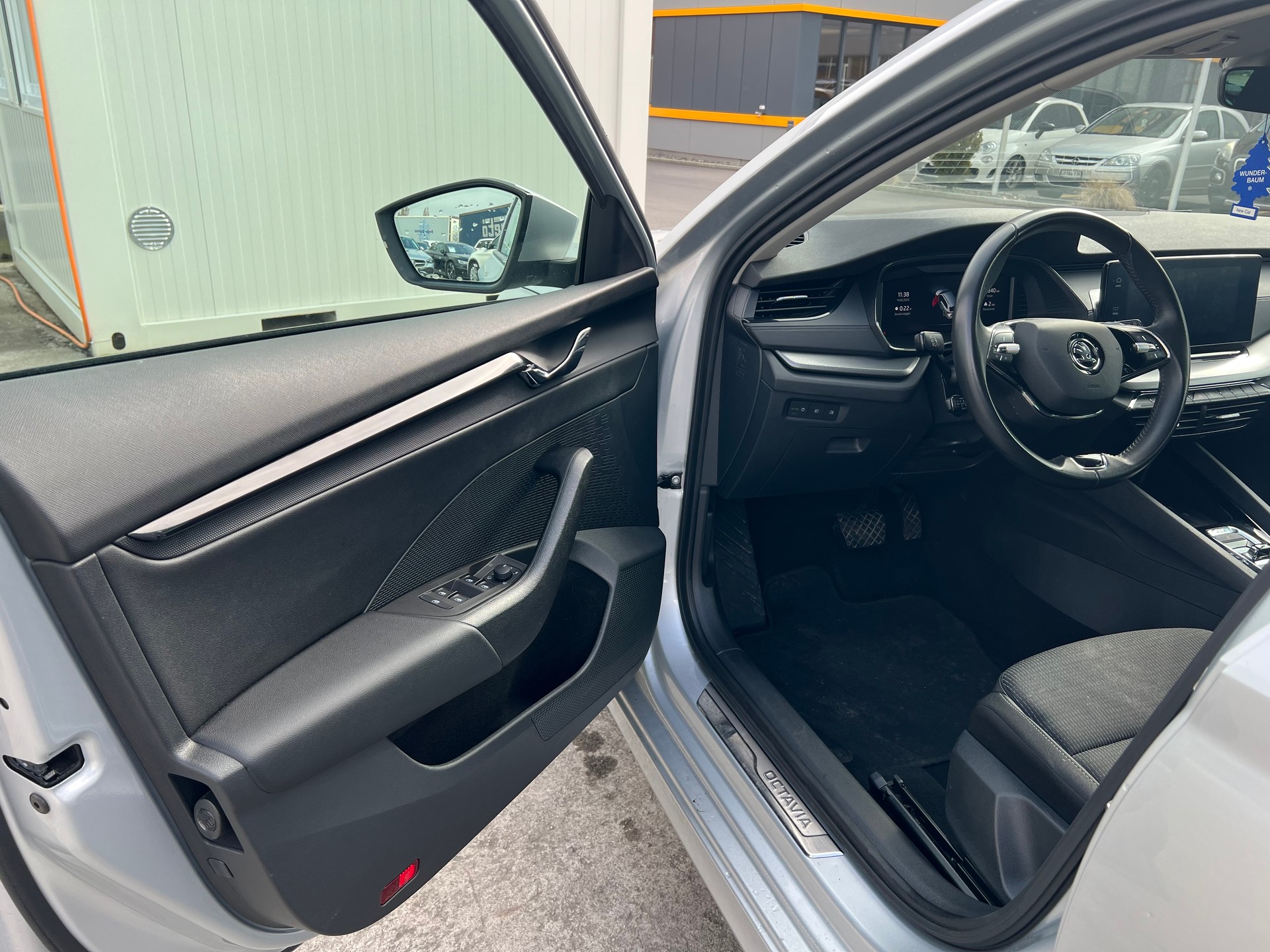 SKODA Octavia Combi 2.0 TDI DSG Ambition 4x4-image-14