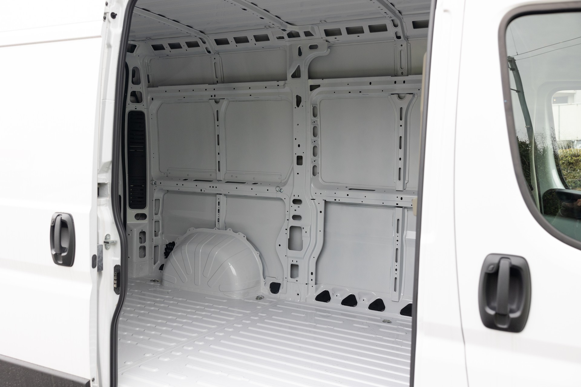 PEUGEOT Boxer 2.2 HDI 335 L2 H2 EAT8-image-12