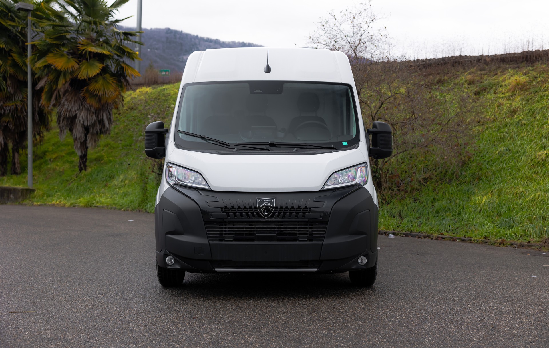 PEUGEOT Boxer 2.2 HDI 335 L2 H2 EAT8-image-1