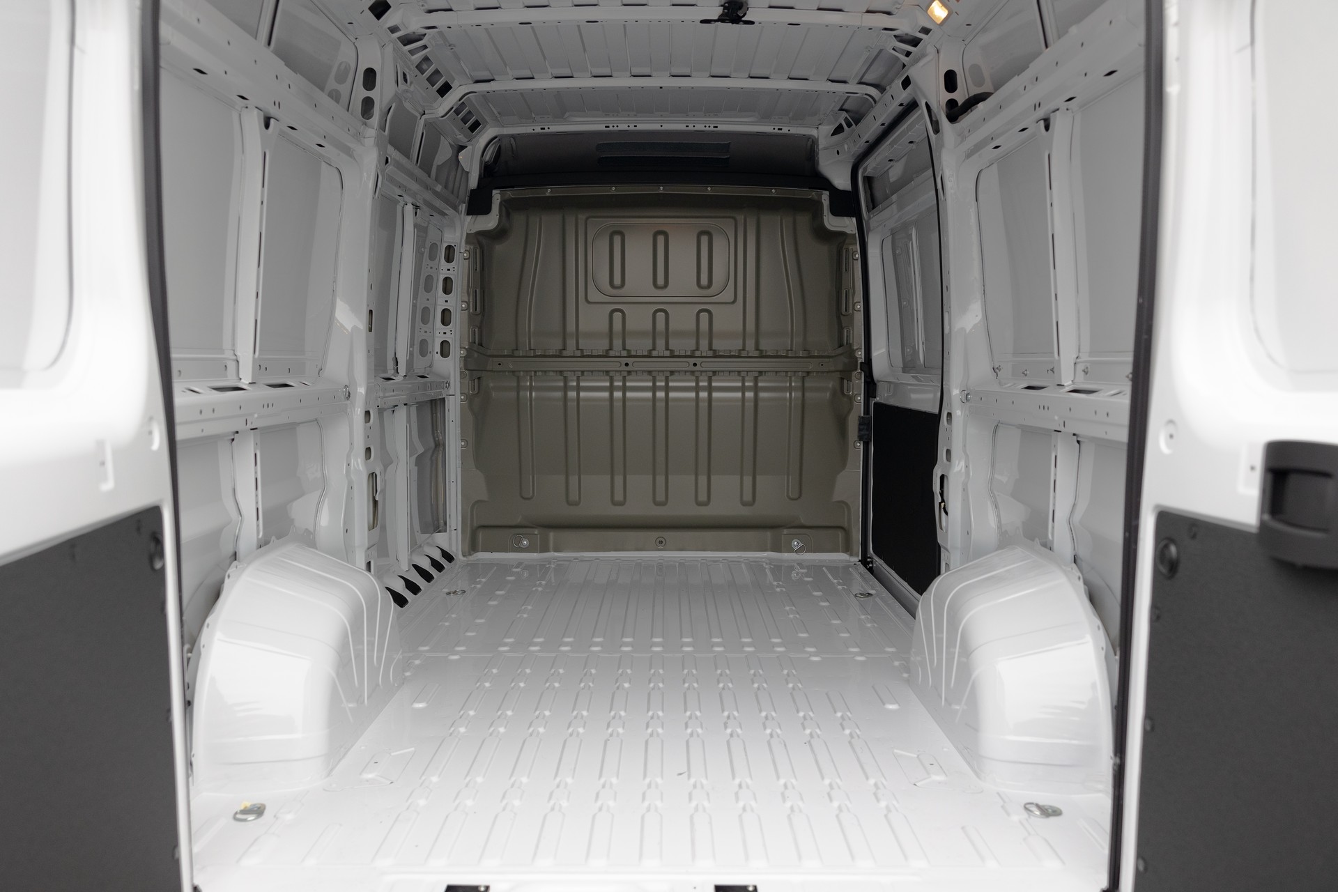 PEUGEOT Boxer 2.2 HDI 335 L2 H2 EAT8-image-11