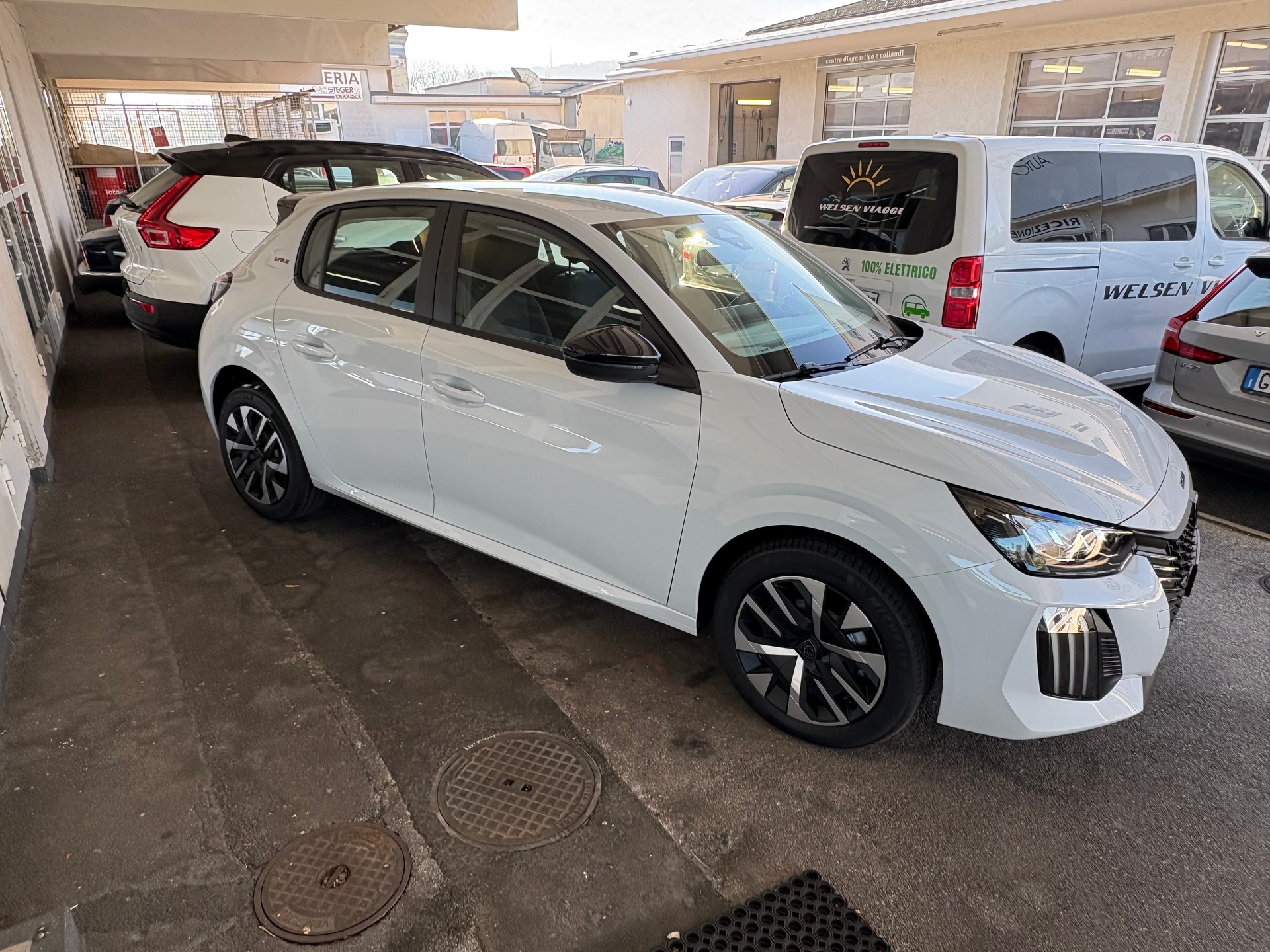 PEUGEOT 208 1.2 MHEV 110 Style-image-0