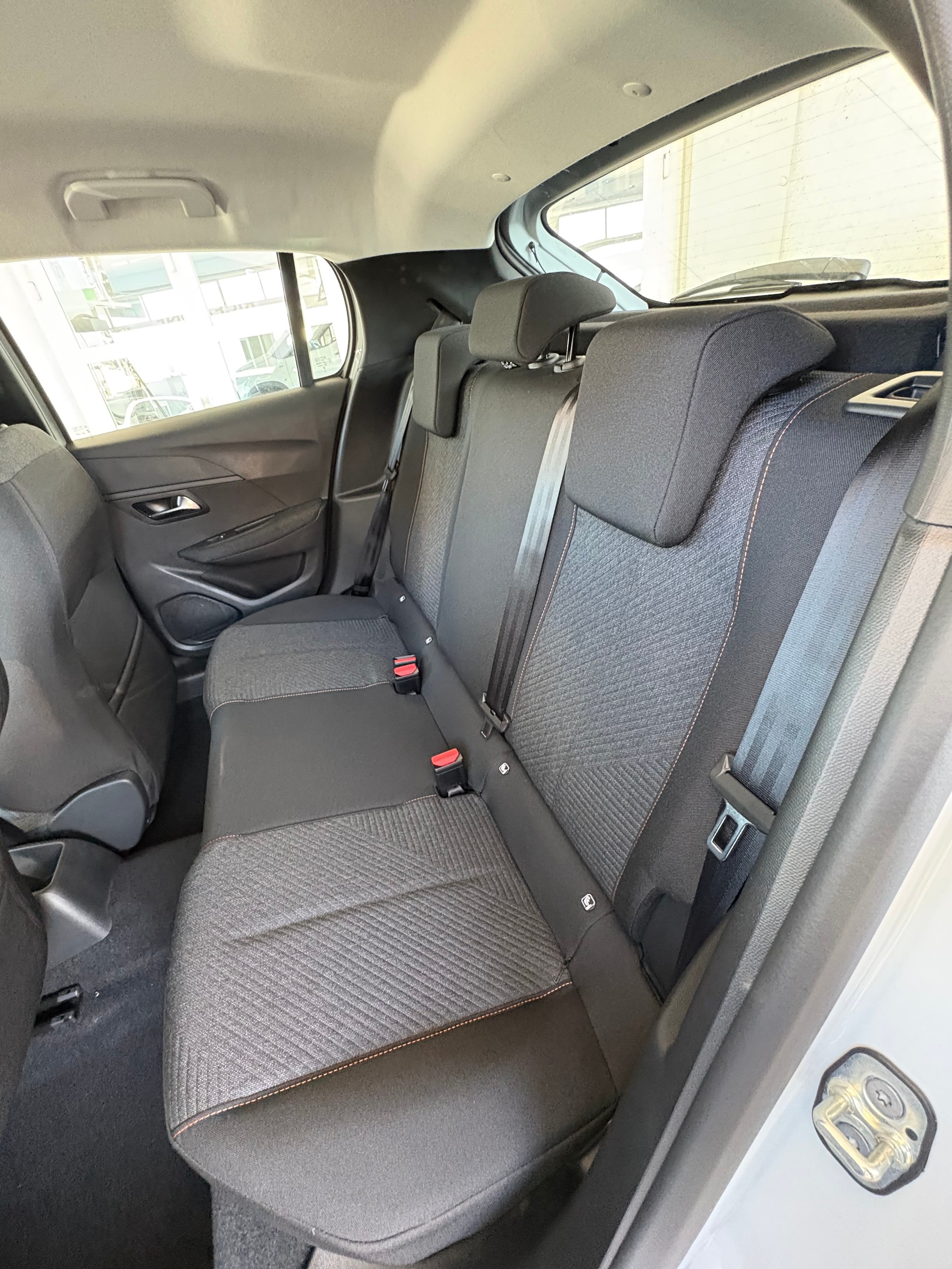PEUGEOT 208 1.2 MHEV 110 Style-image-4
