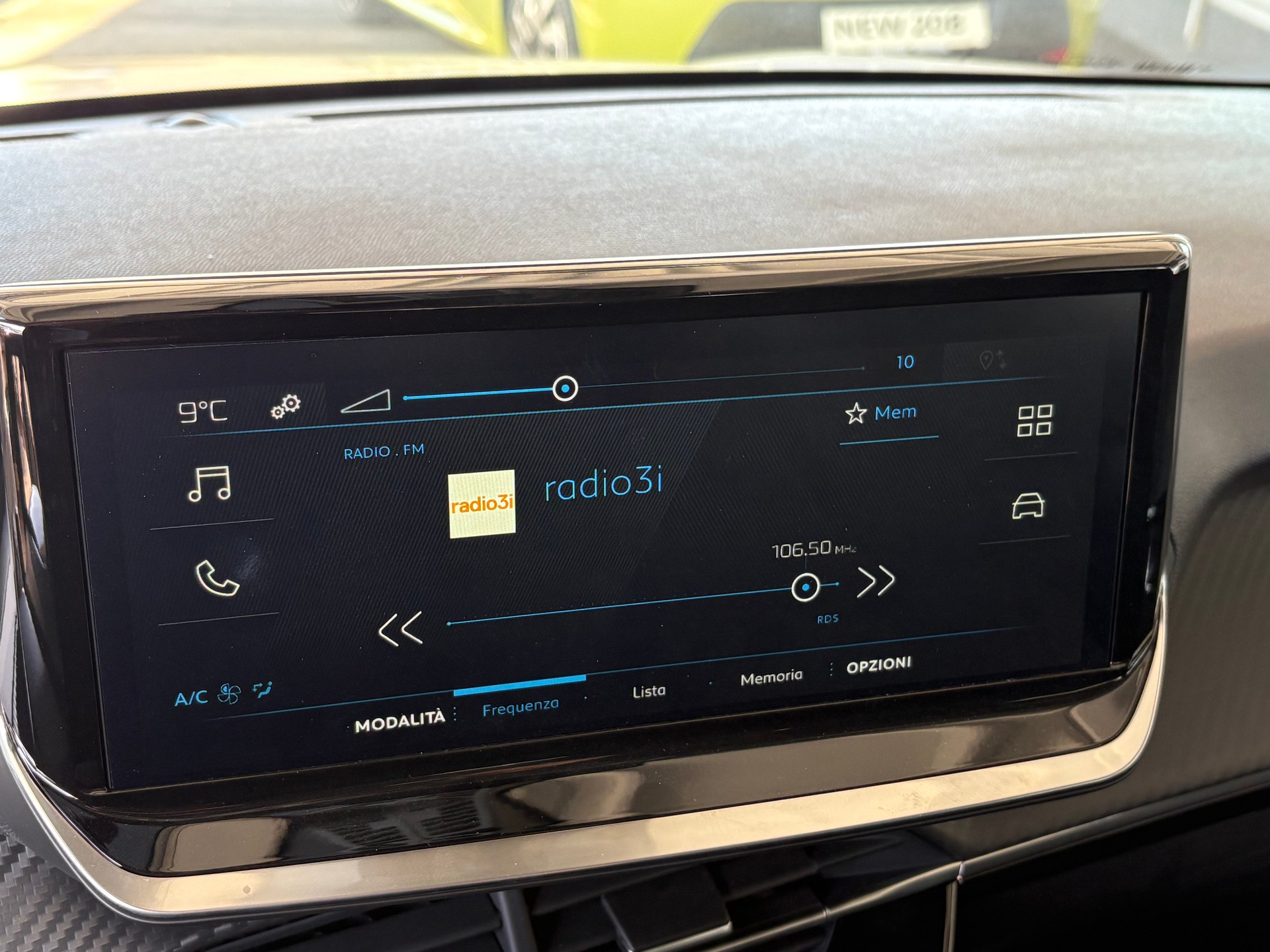 PEUGEOT 208 1.2 MHEV 110 Style-image-12