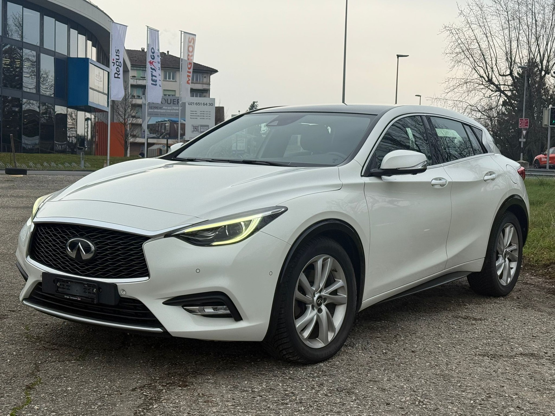INFINITI Q30 2.2d Premium Tech AWD DCT-image-1