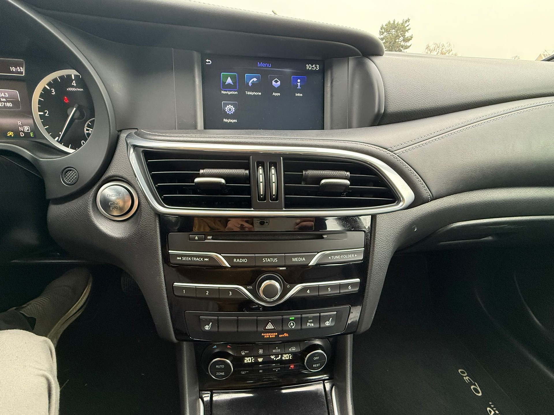 INFINITI Q30 2.2d Premium Tech AWD DCT-image-12