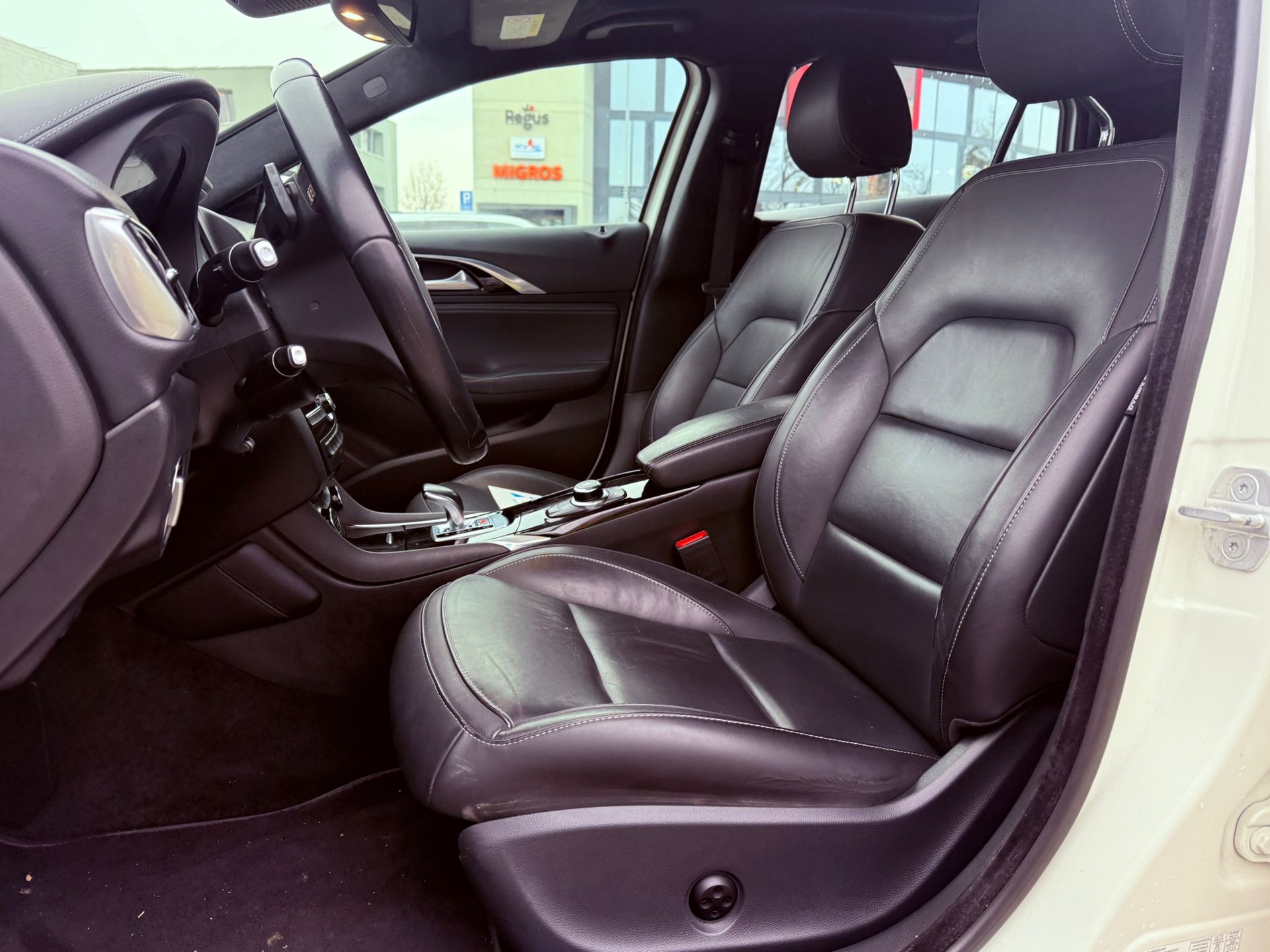 INFINITI Q30 2.2d Premium Tech AWD DCT-image-10