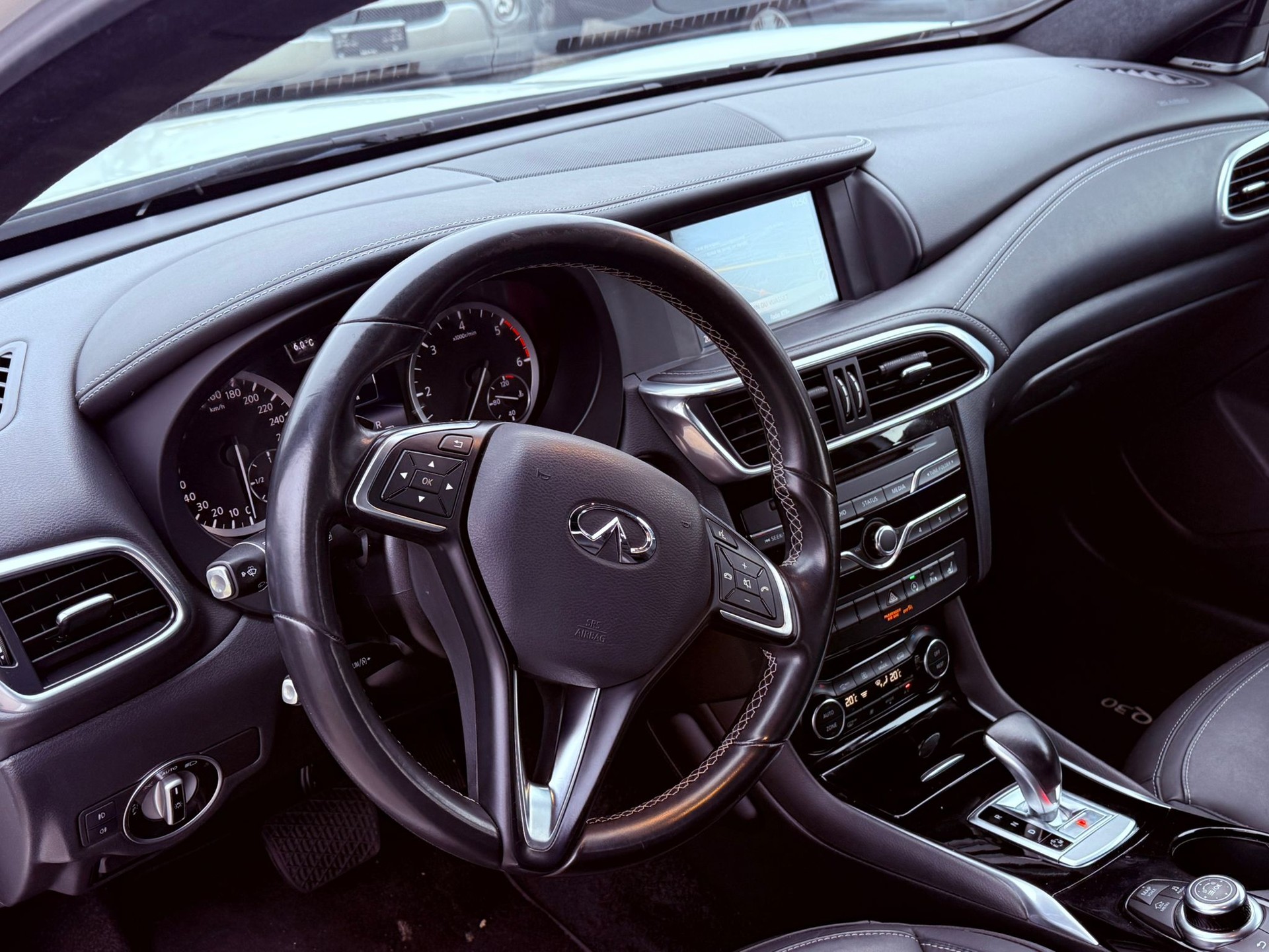 INFINITI Q30 2.2d Premium Tech AWD DCT-image-11