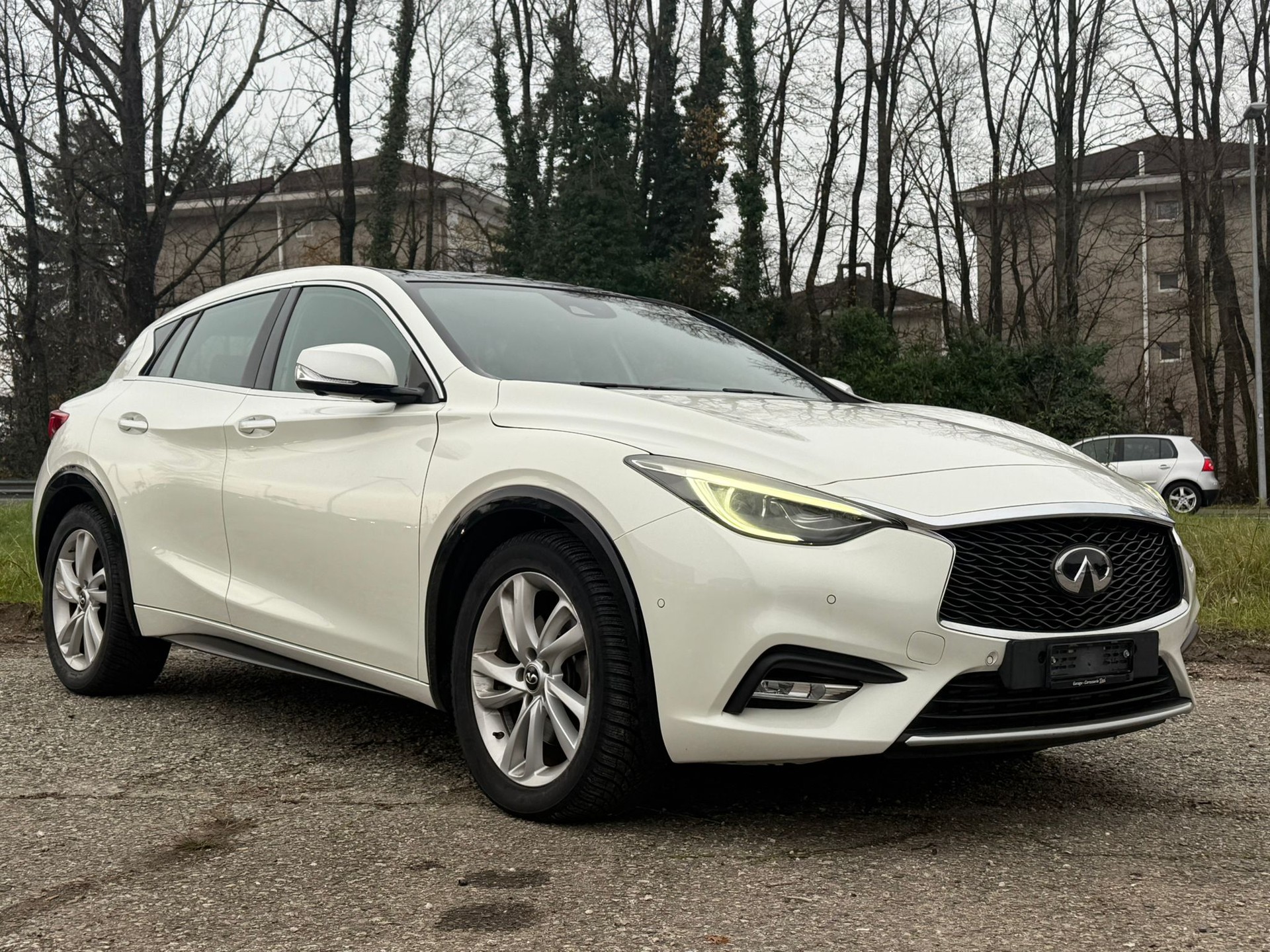 INFINITI Q30 2.2d Premium Tech AWD DCT-image-2