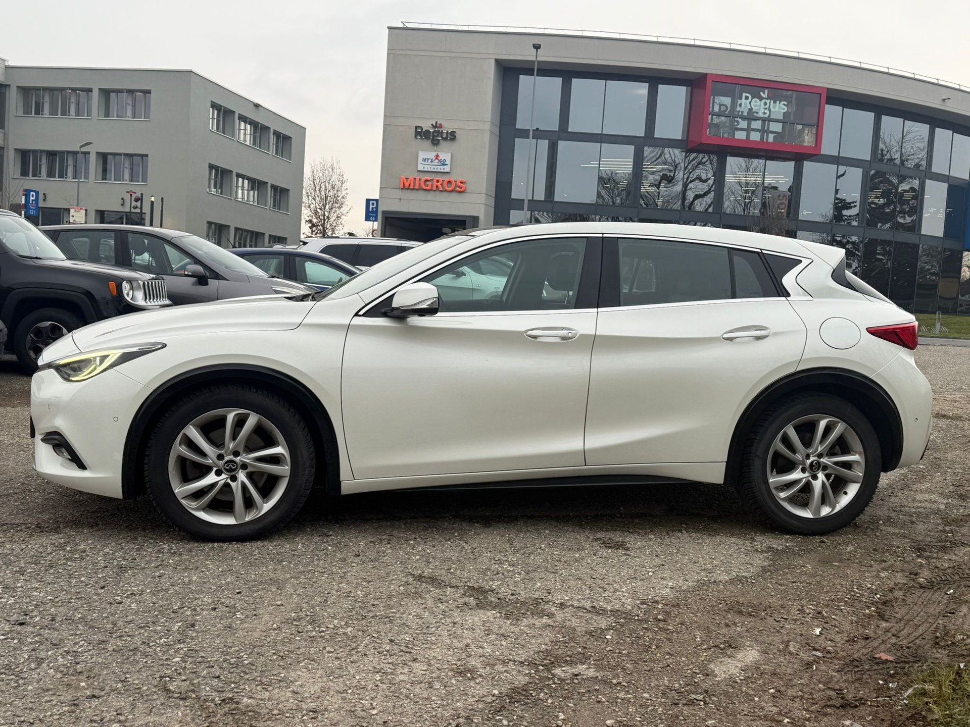 INFINITI Q30 2.2d Premium Tech AWD DCT-image-3