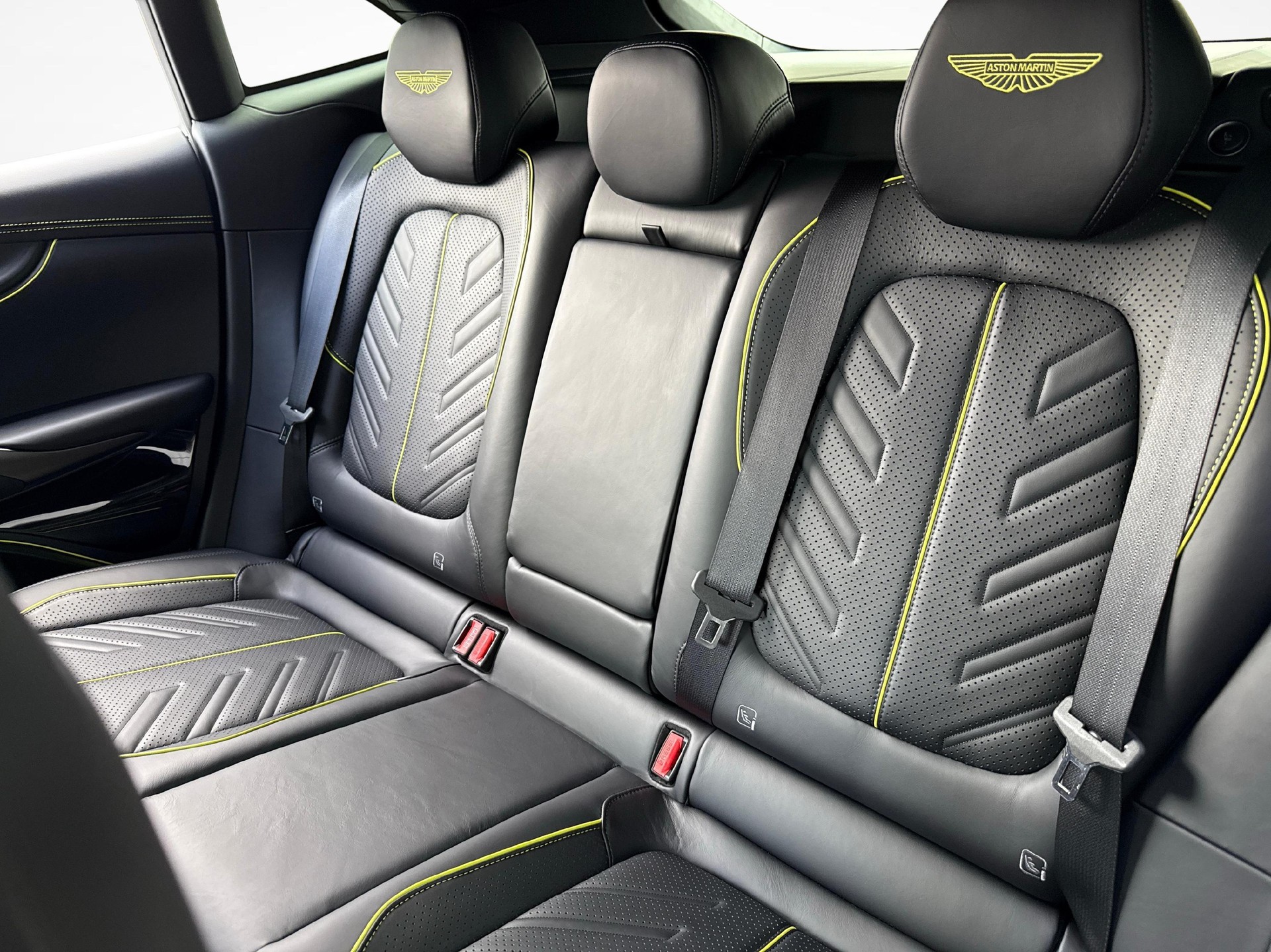 ASTON MARTIN DBX S 4.0 V8 Bi-Turbo-image-10